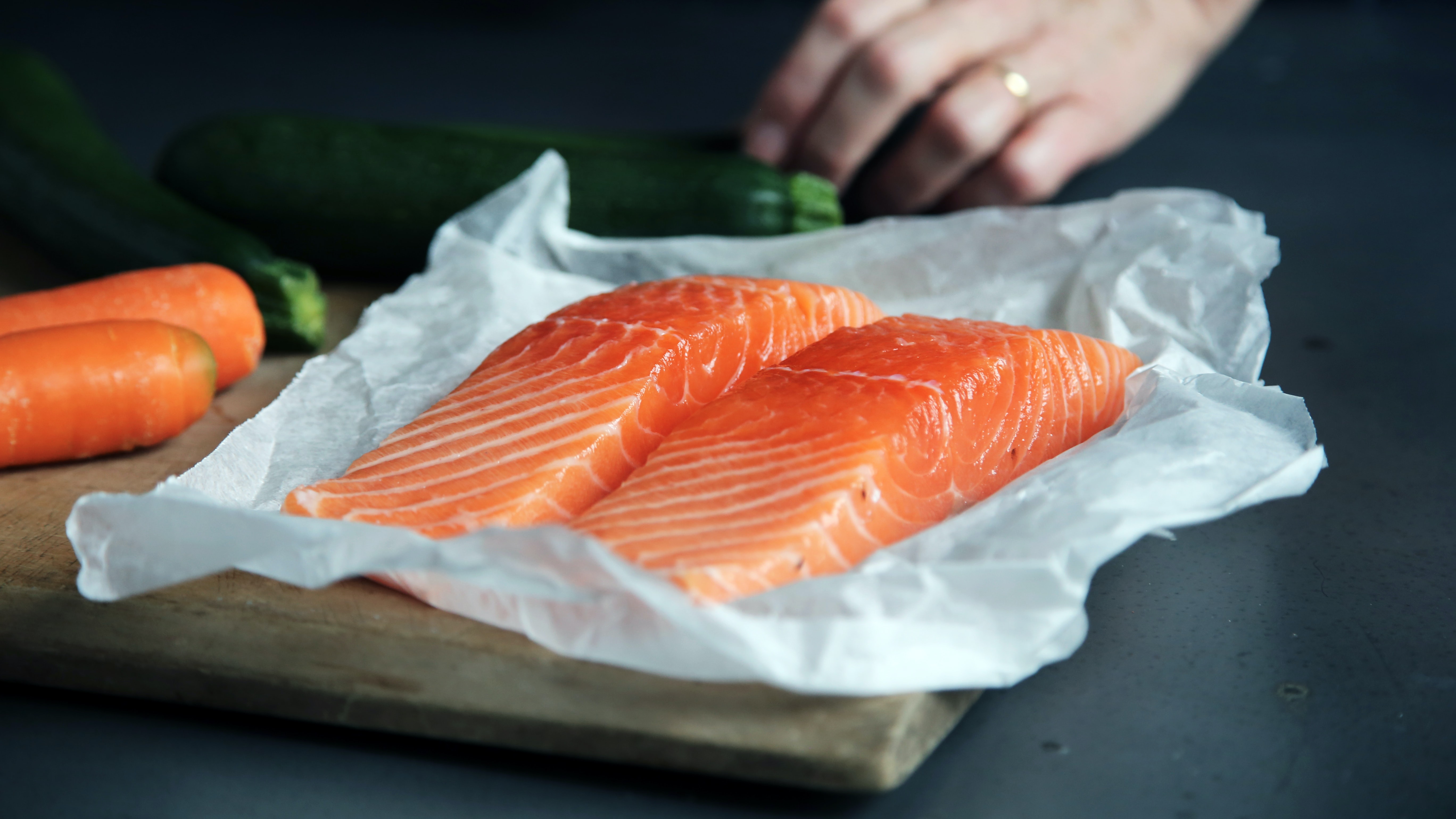 Ilustrasi daging ikan salmon. (Dok. Caroline Attwood dari Unsplash) Ilustrasi daging ikan salmon. (Dok. Caroline Attwood dari Unsplash)