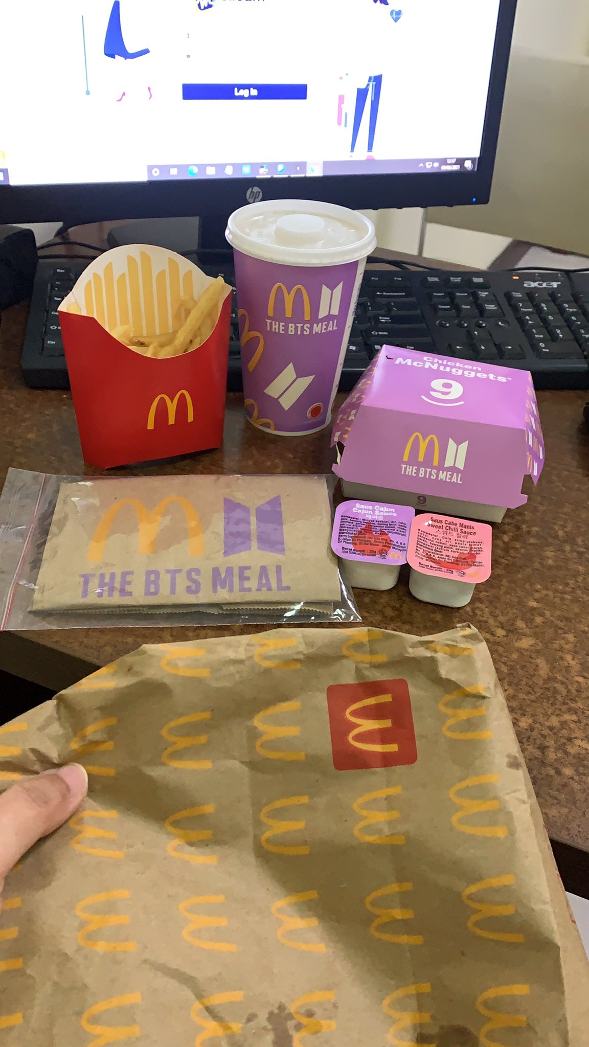 ARMY memposting BTS Meal (dok. Echy Limpeleh) ARMY memposting BTS Meal (dok. Echy Limpeleh)