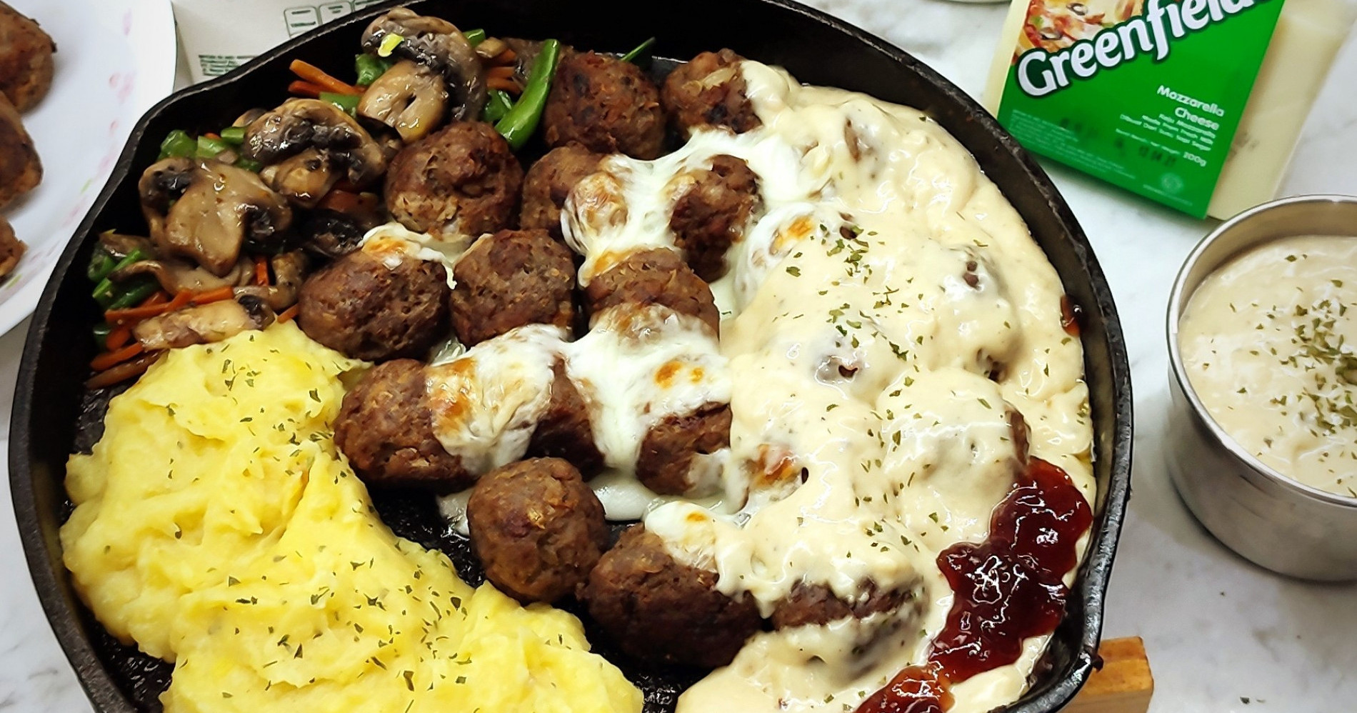 Yuk Cobain Resep Swedish Meatballs dengan Mash Potato yang Lembut