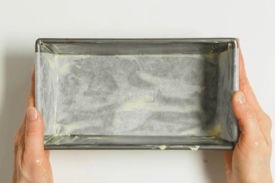 Lapisi loyang dengan butter dan baking paper. (Dok. Bon Appetit)