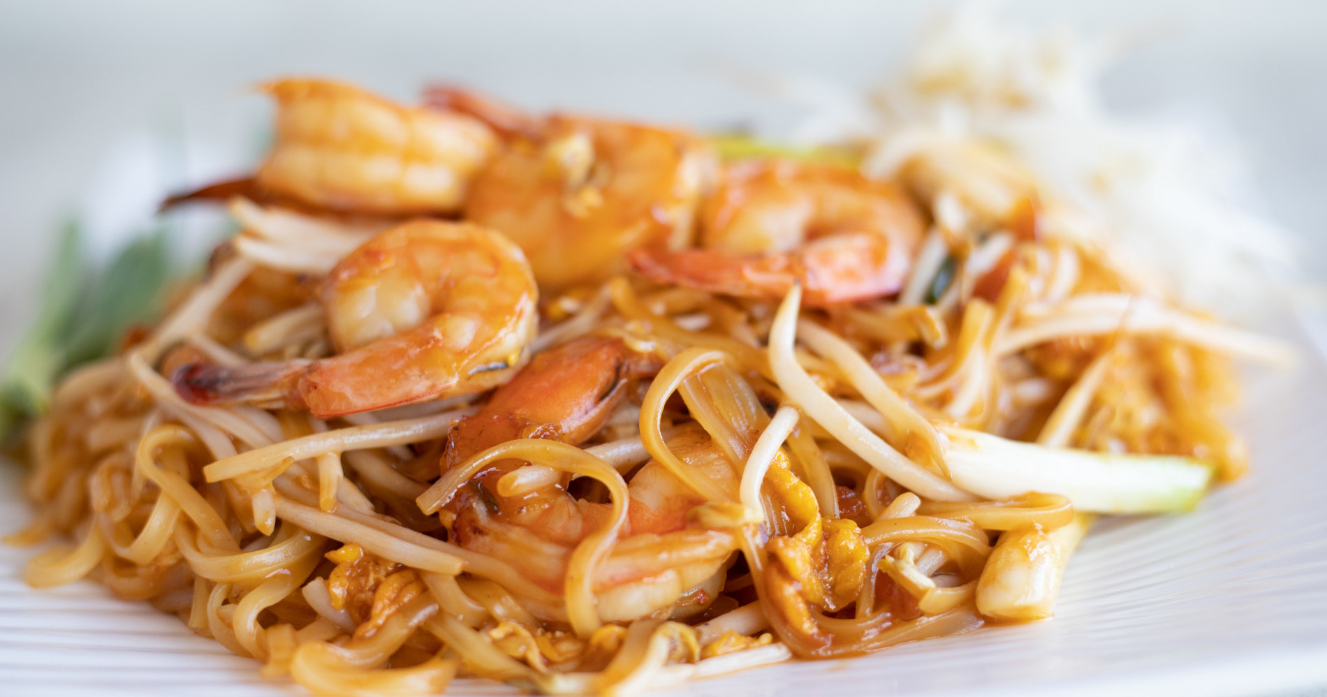 Punya Mie Instan & Selai Kacang? Coba Masak Resep Pad Thai Ini