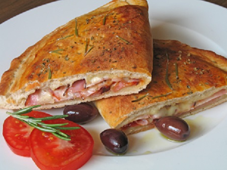 Pizza Calzone (Dok. Wikimedia Commons)
