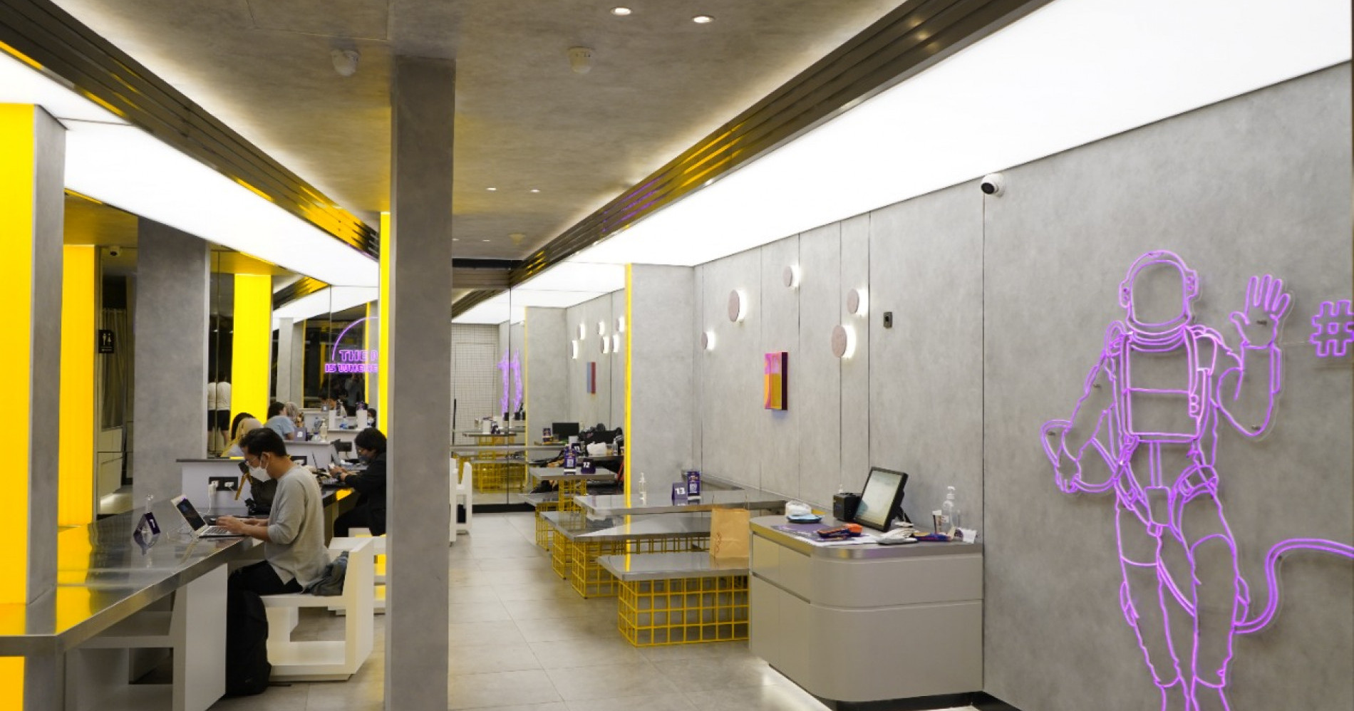 Keren! Restoran Ini Hadirkan Interior Luar Angkasa nan Futuristik