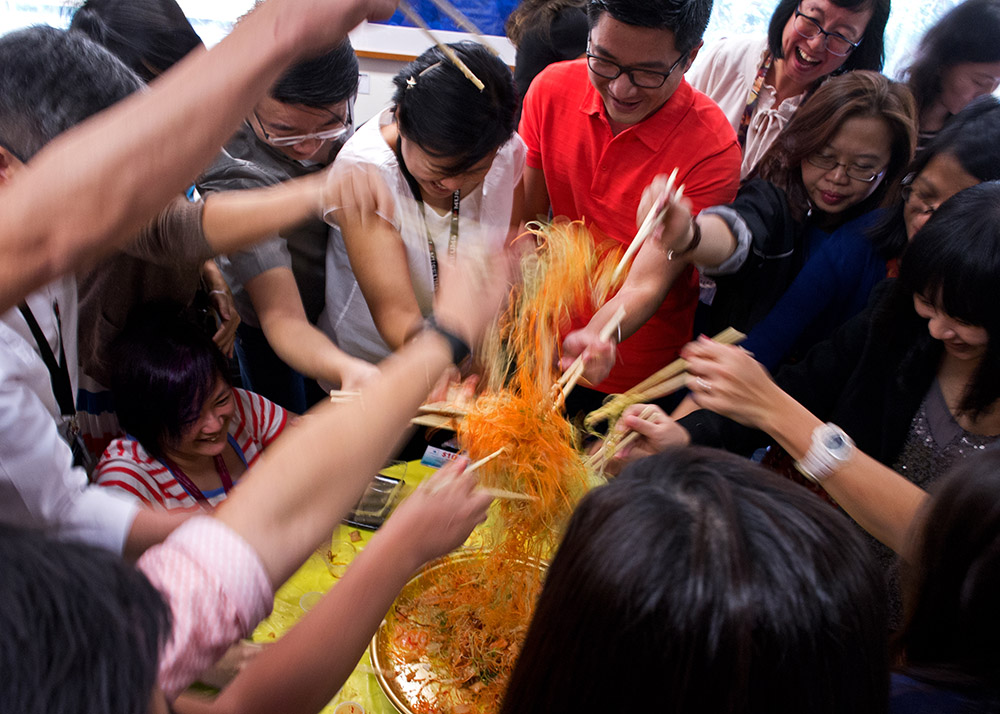 Ilustrasi beberapa orang sedang menikmati Yee Sang (Dok. Singapore Government Agency Website) Ilustrasi beberapa orang sedang menikmati Yee Sang (Dok. Singapore Government Agency Website)