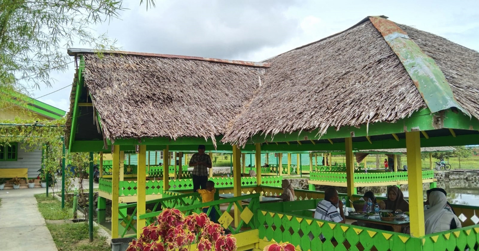 Menyulap Tanah Daerah Konflik Jadi Resto Saung di Jantho Aceh&nbsp;