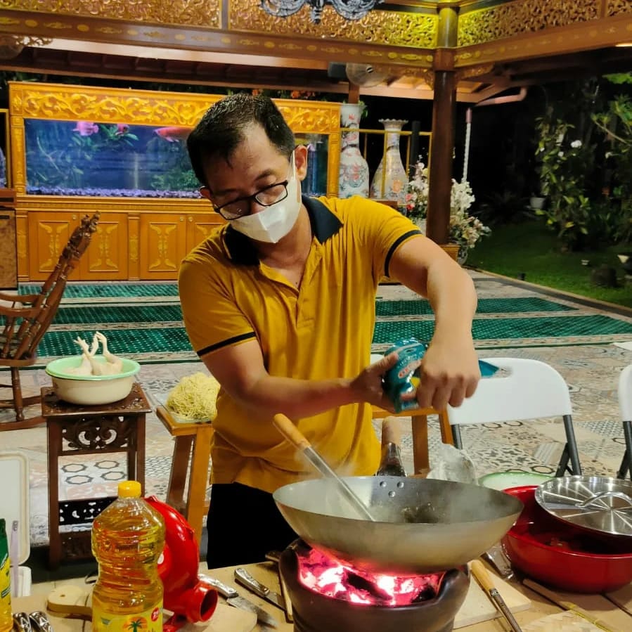 Heru yang sedang membuat bakmi Jogja. (Sumber gambar : Istimewa)