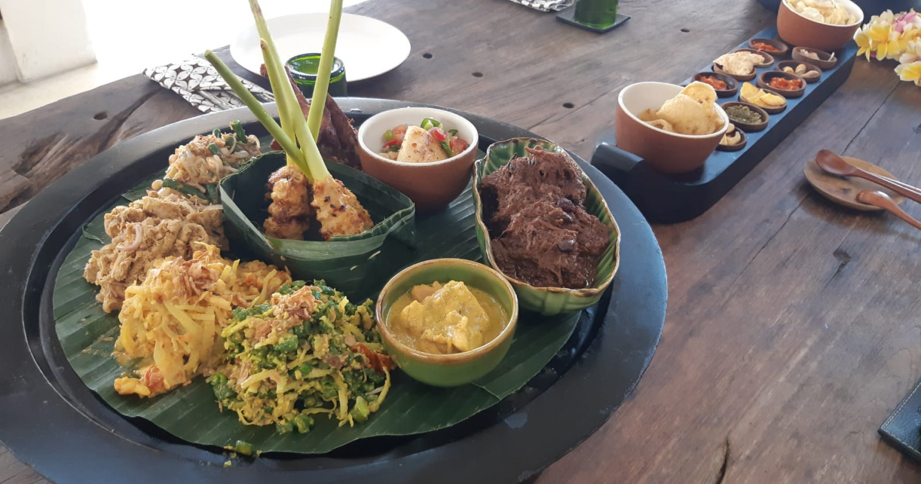 Cicip 5 Lauk untuk Megibung, Tradisi Makan Bersama dari Karangasem Bali