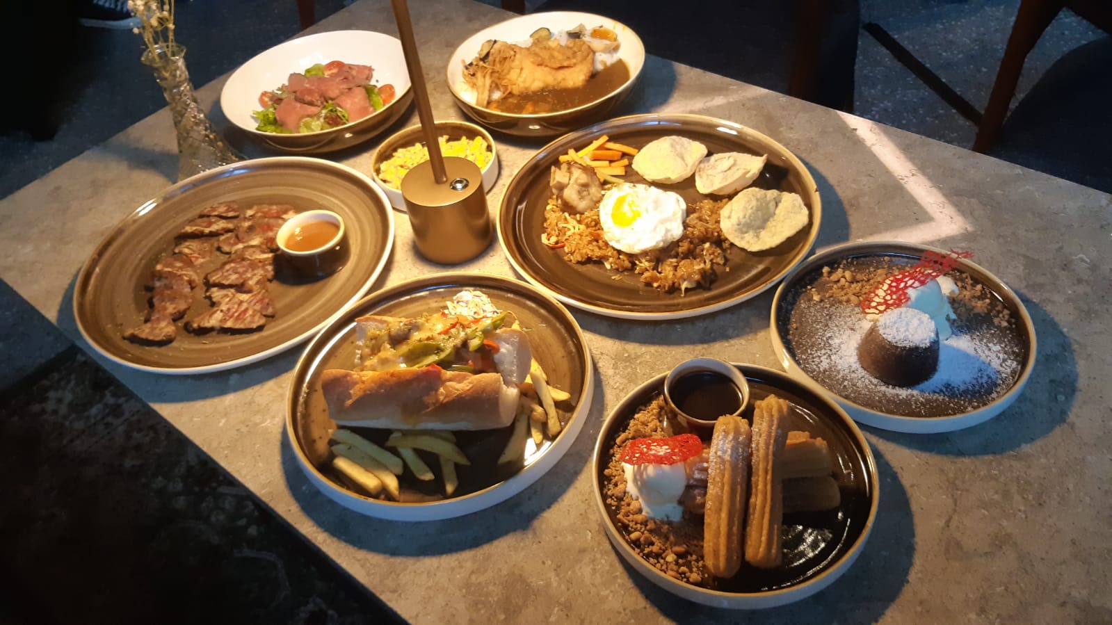 Menu makanan premium yag dihadirkan Leon Goldstein. (Sumber gambar : Desyinta Nuraini) Menu makanan premium yag dihadirkan Leon Goldstein. (Sumber gambar : Desyinta Nuraini)