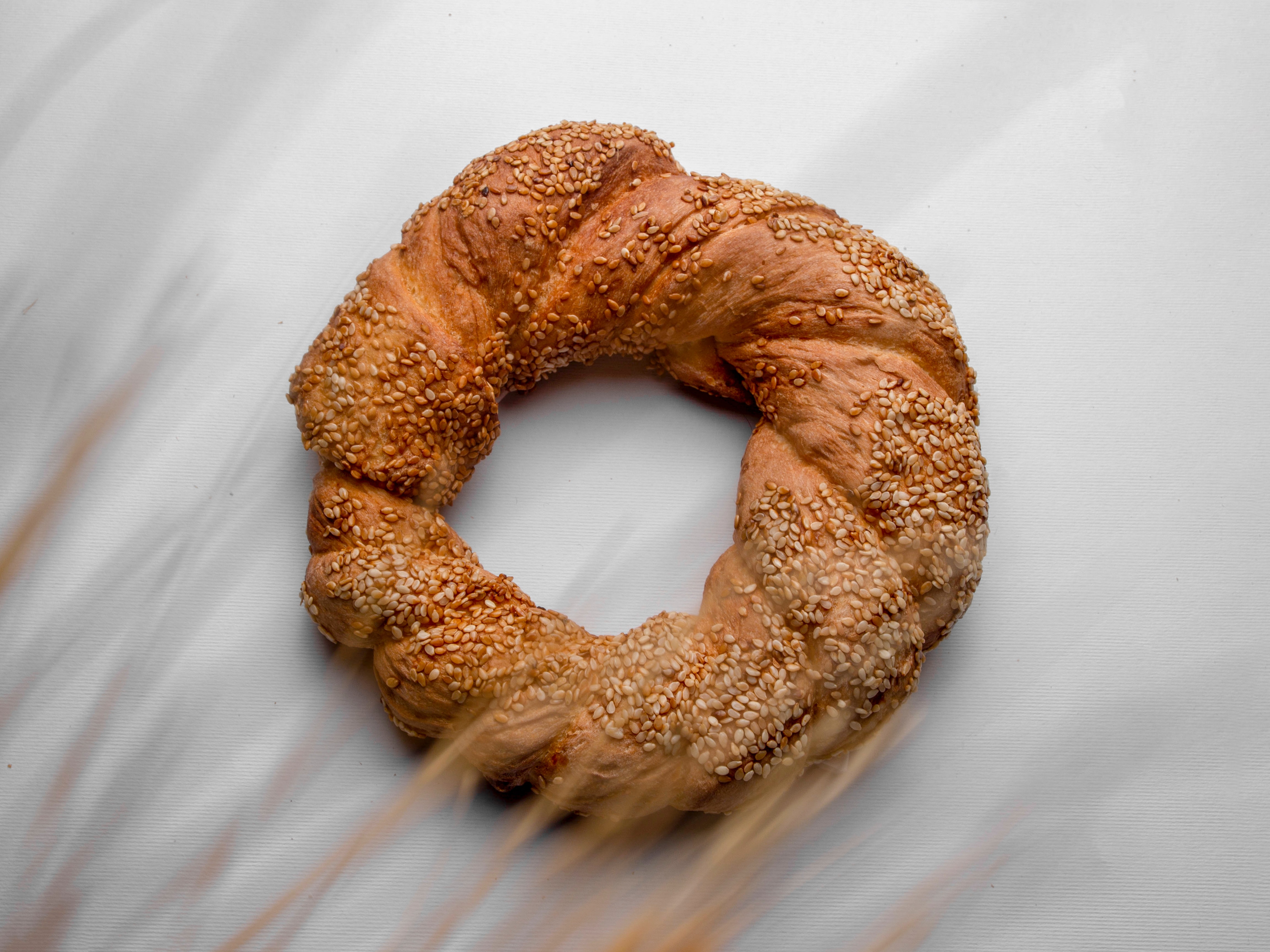 Simit, banyak yang menyebut sebagai donat Turki (Unsplash/Kim Ick)