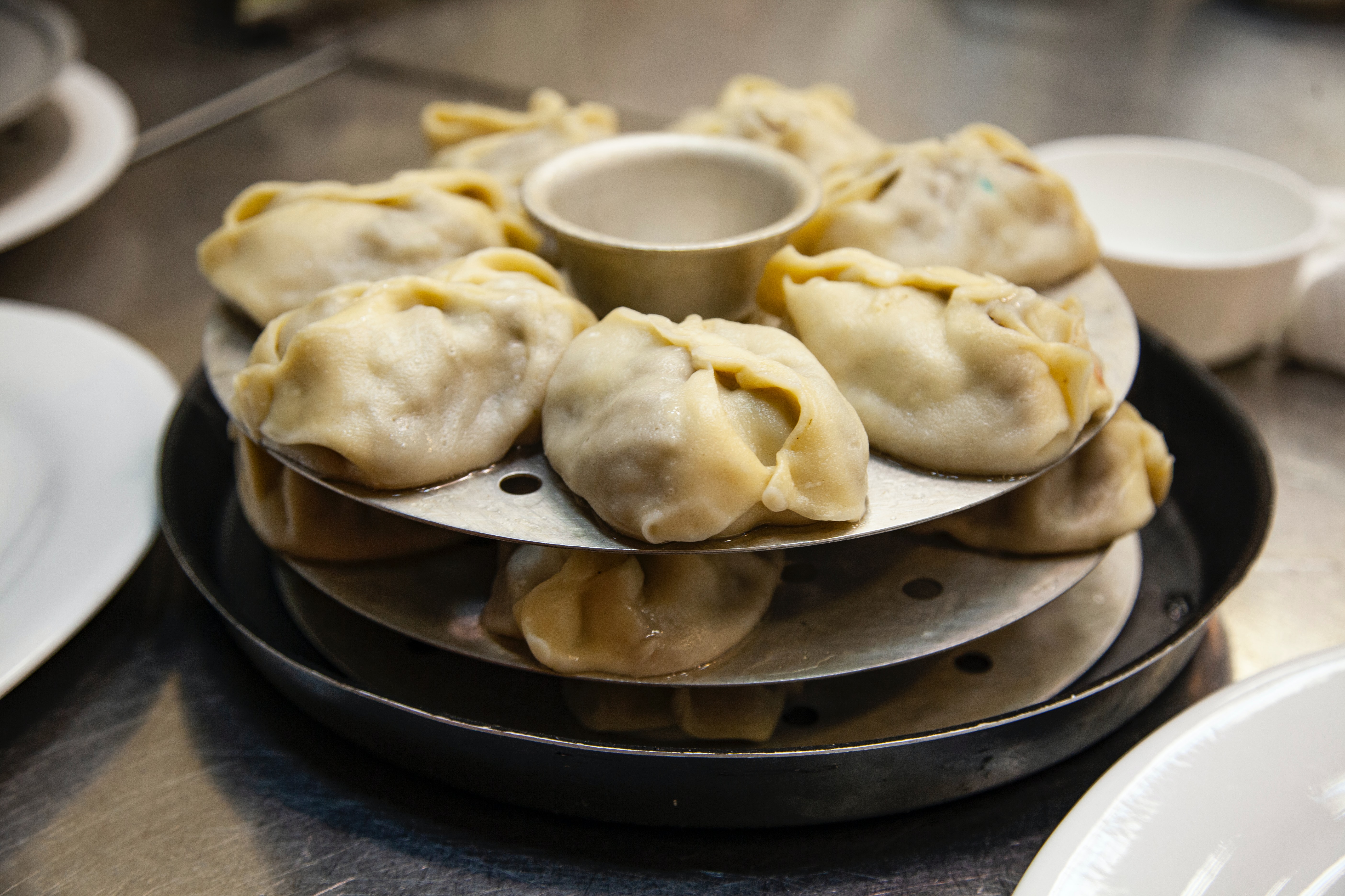Manti, makanan seperti dimsum. (Sumber gambar: Unsplash/Tamara Malaniy)
