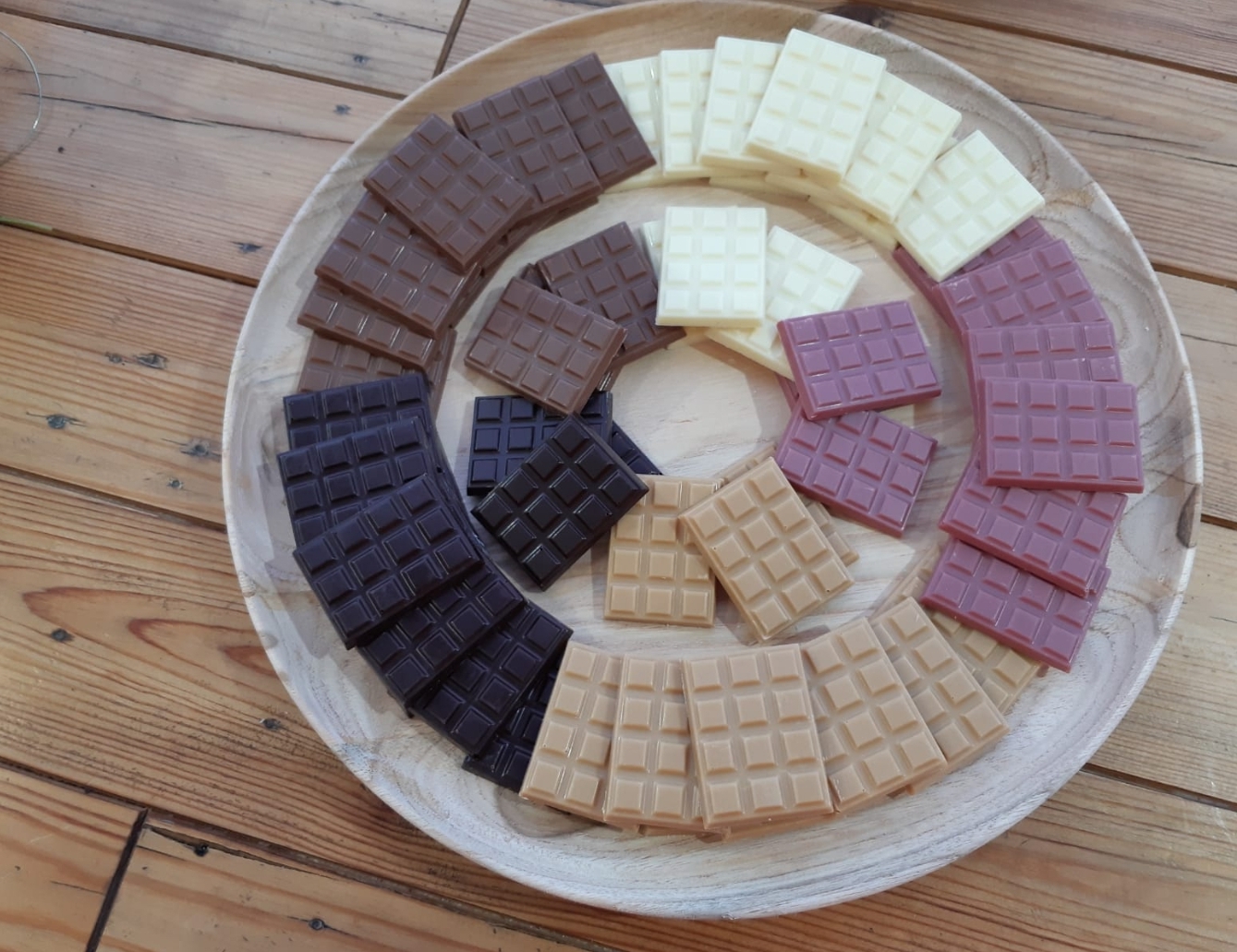 Cokelat sebaiknya jangan disimpan di kulkas (Sumber gambar: Hypeabis.id/Luke Andaresta) Cokelat sebaiknya jangan disimpan di kulkas (Sumber gambar: Hypeabis.id/Luke Andaresta)