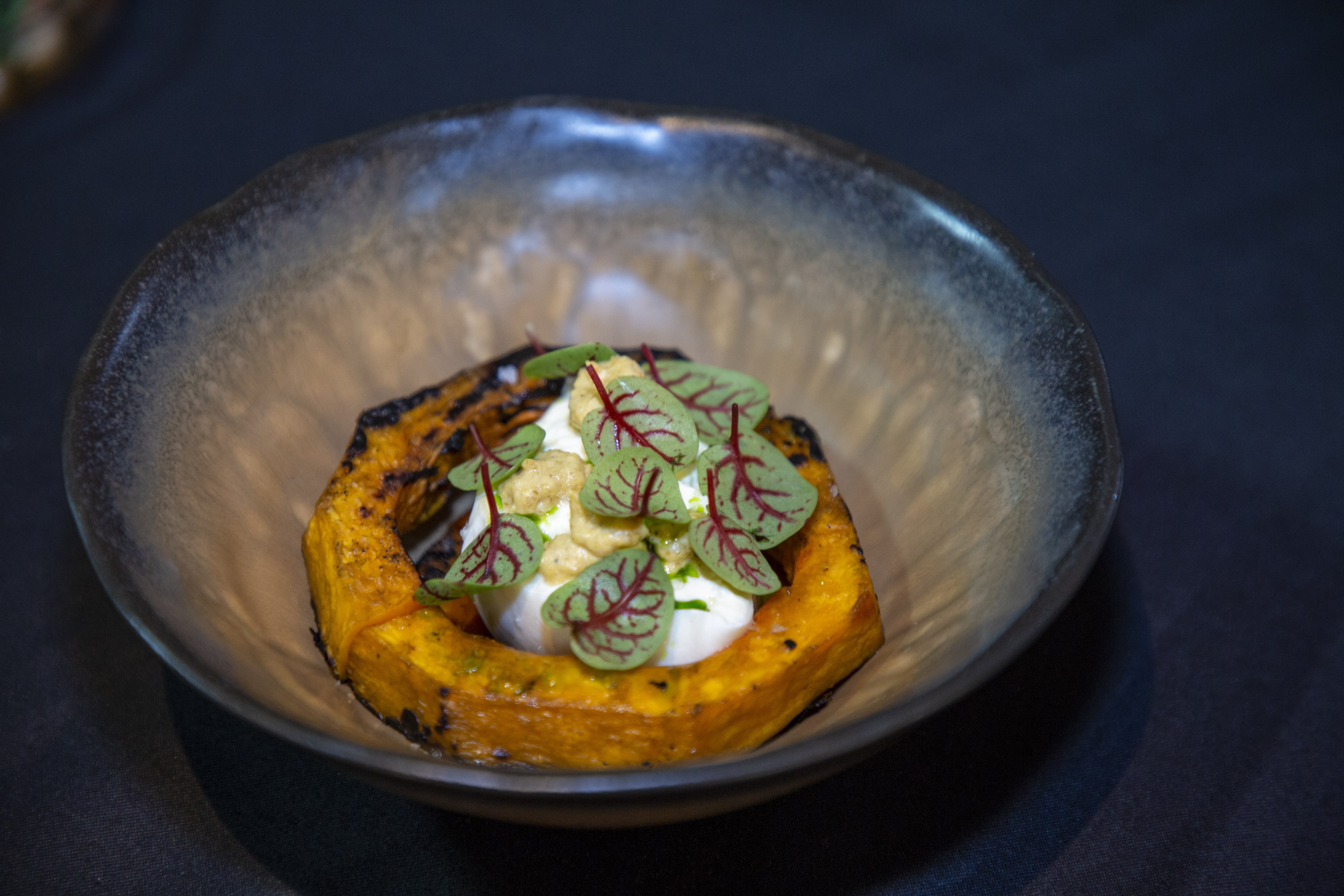 Grilled pumpkin dengan burrata dan sorrel. (Sumber gambar: Raffles Jakarta) Grilled pumpkin dengan burrata dan sorrel. (Sumber gambar: Raffles Jakarta)