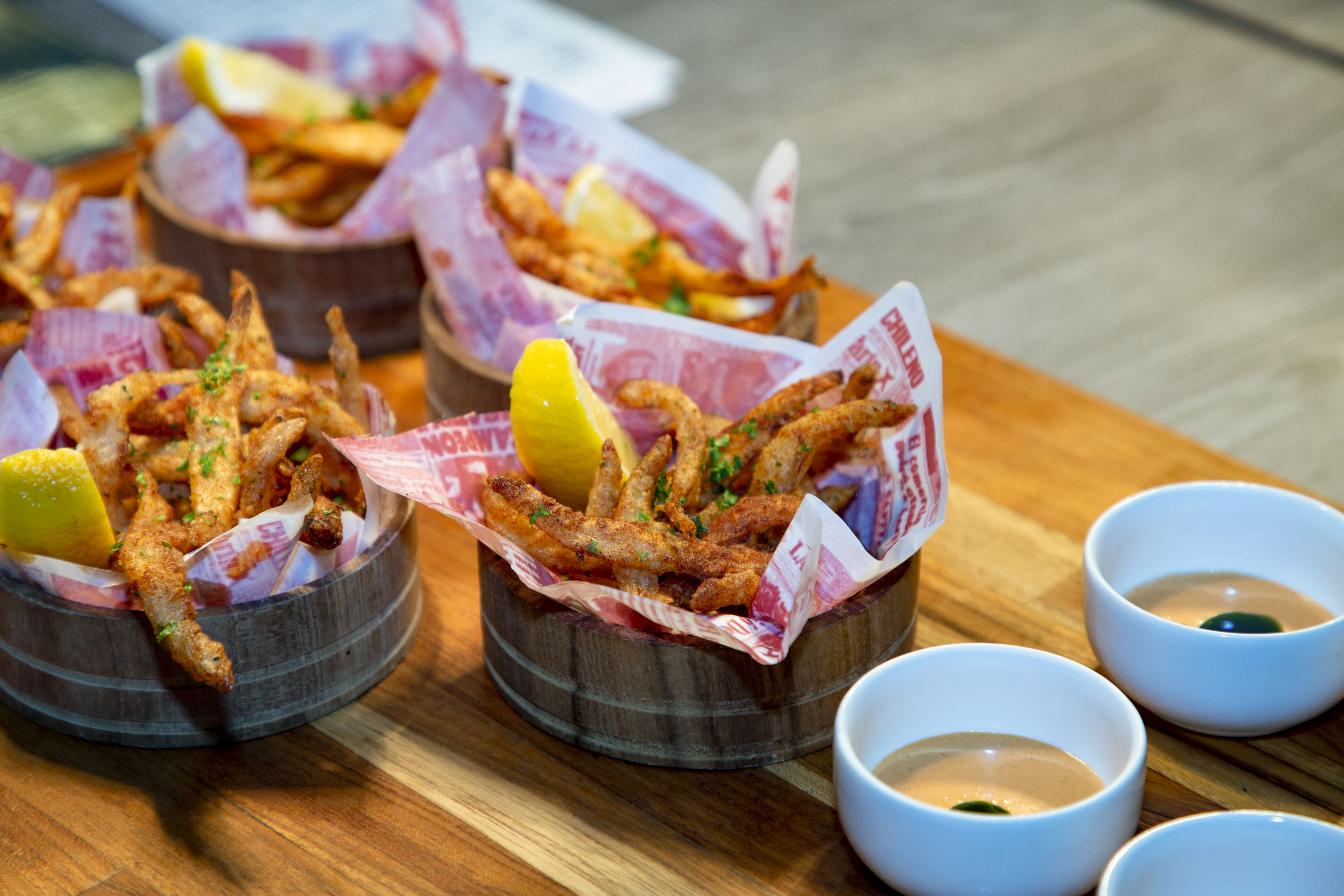 “Cornalitos” crispy whitebait dengan merken dan lemon. (Sumber gambar: Raffles Jakarta) “Cornalitos” crispy whitebait dengan merken dan lemon. (Sumber gambar: Raffles Jakarta)