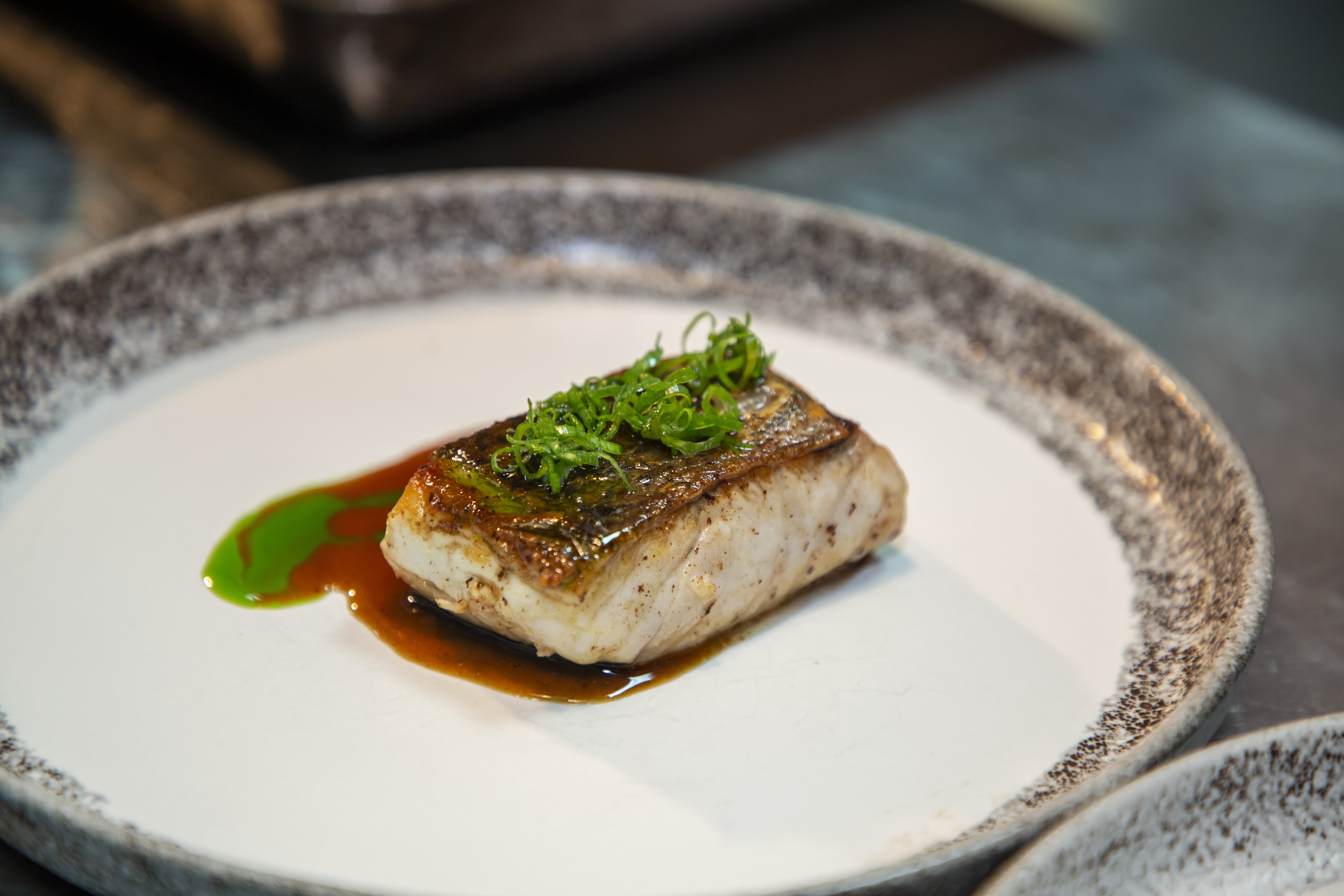 White snapper dengan dolce forte dan chives oil. (Sumber gambar: Raffles Jakarta) White snapper dengan dolce forte dan chives oil. (Sumber gambar: Raffles Jakarta)