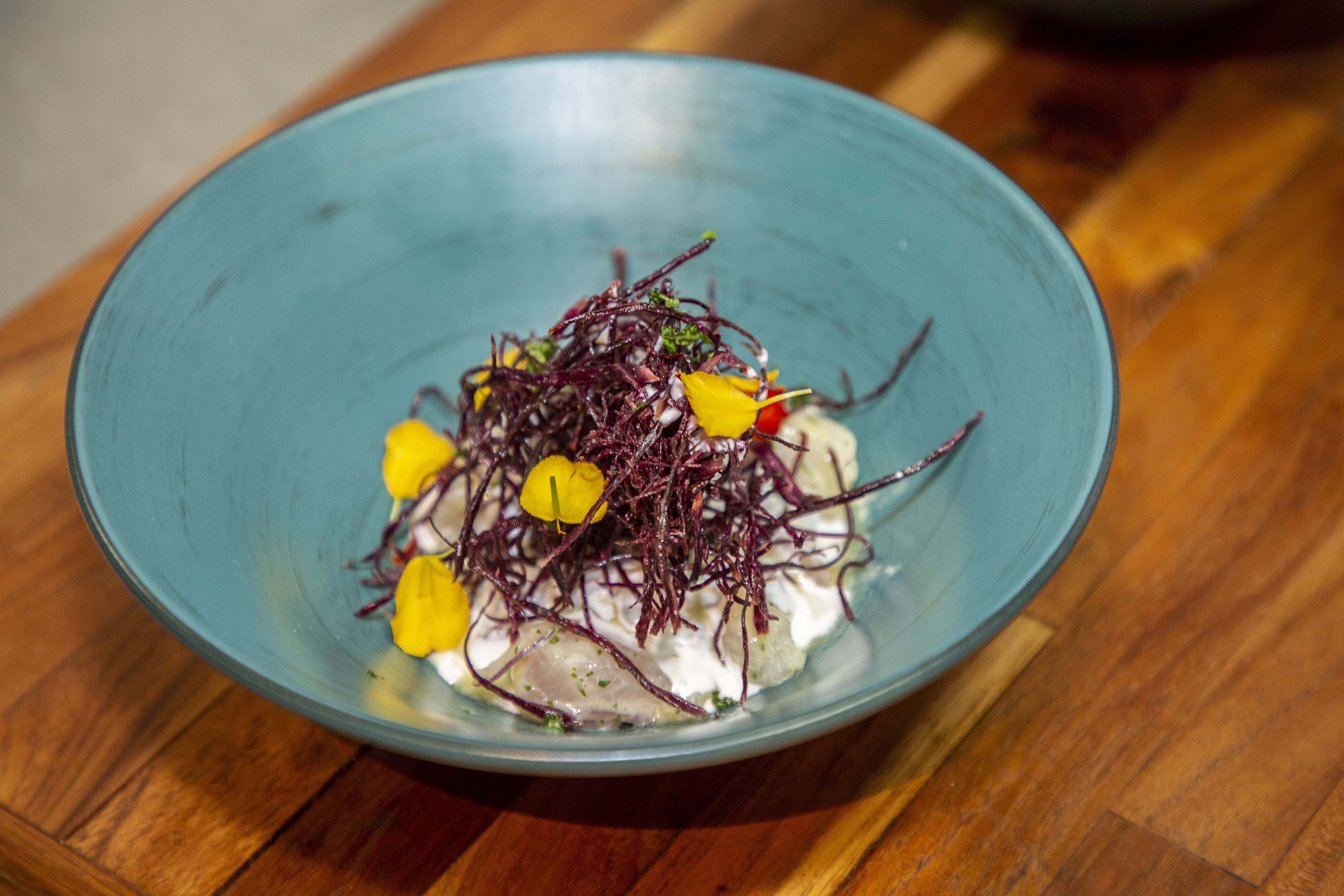 Coastal Ceviche dengan Coconut "Leche" dan Taro. (Sumber gambar: Raffles Jakarta) Coastal Ceviche dengan Coconut "Leche" dan Taro. (Sumber gambar: Raffles Jakarta)