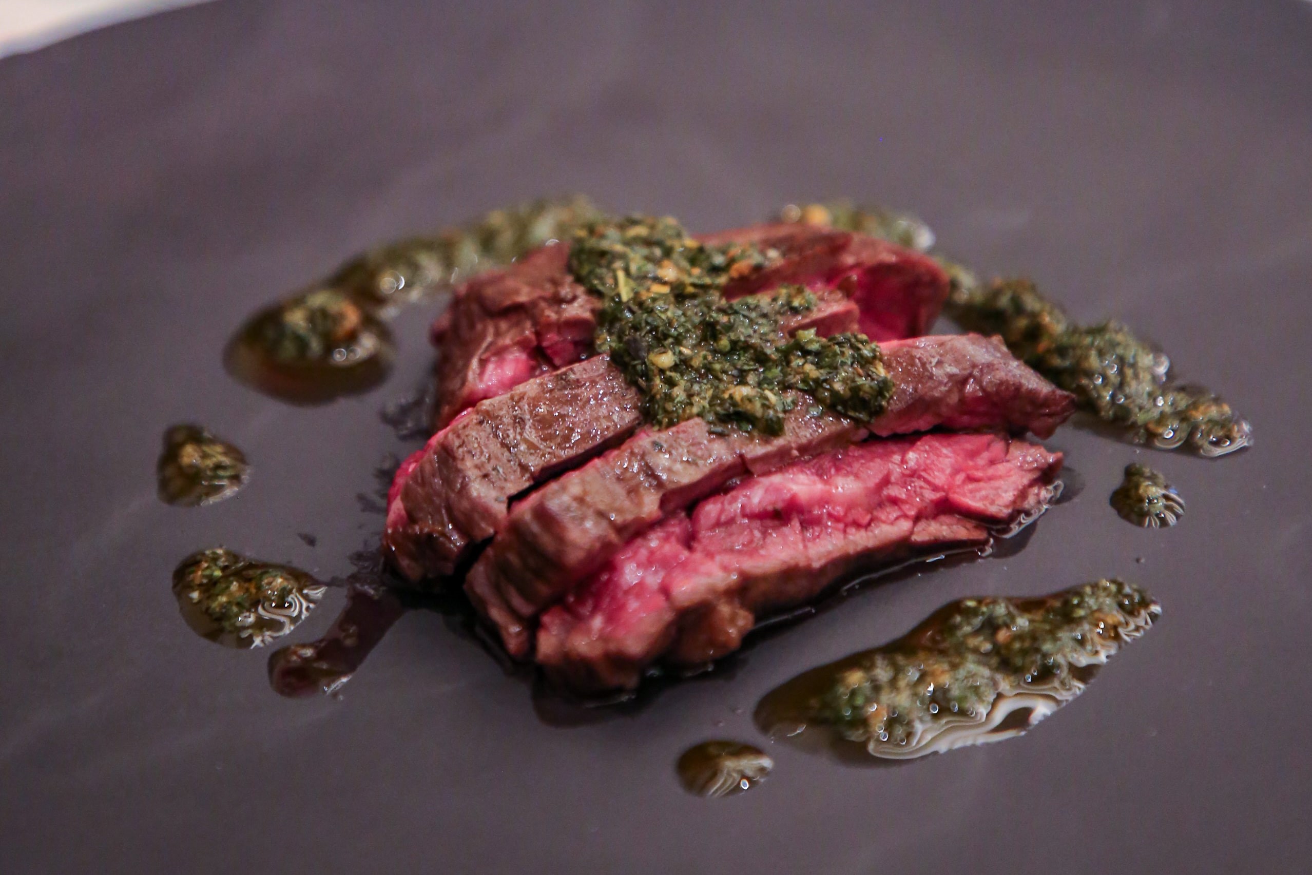 "Entrana" black Angus skirt steak dengan chimicurri. (Sumber gambar: Raffles Jakarta) "Entrana" black Angus skirt steak dengan chimicurri. (Sumber gambar: Raffles Jakarta)