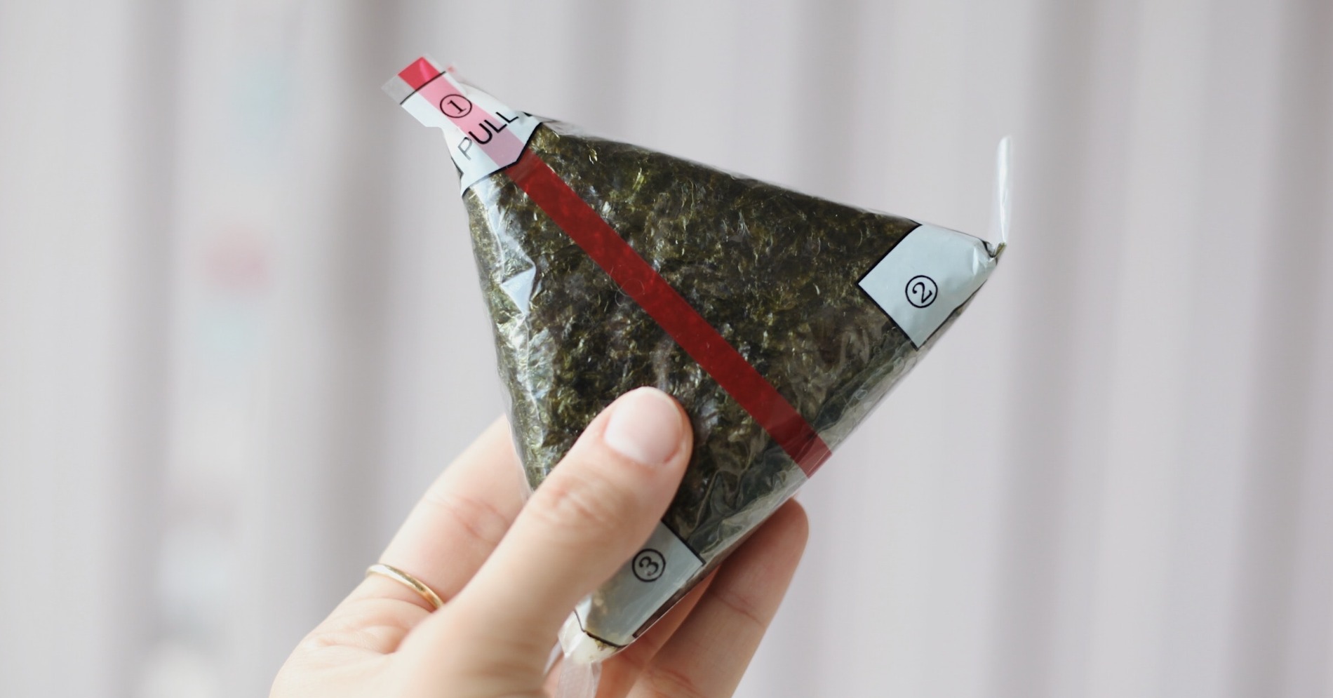Onigiri (Sumber gambar: Samia Liamani/Unsplash) Onigiri (Sumber gambar: Samia Liamani/Unsplash)