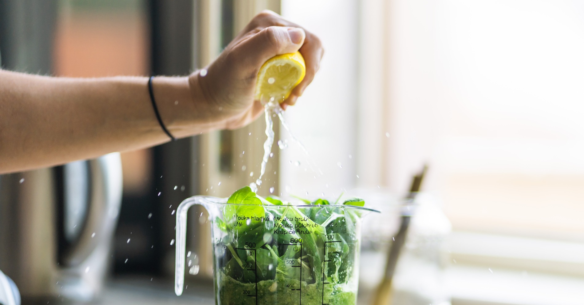 Perasan lemon pada sayur (Sumber gambar: Jan Sedivy/Unsplash)