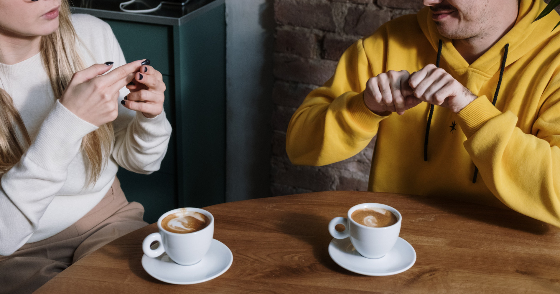 6 Rekomendasi Kedai Kopi Ramah Teman Tuli, Ngopi Sekaligus Belajar Bahasa Isyarat!
