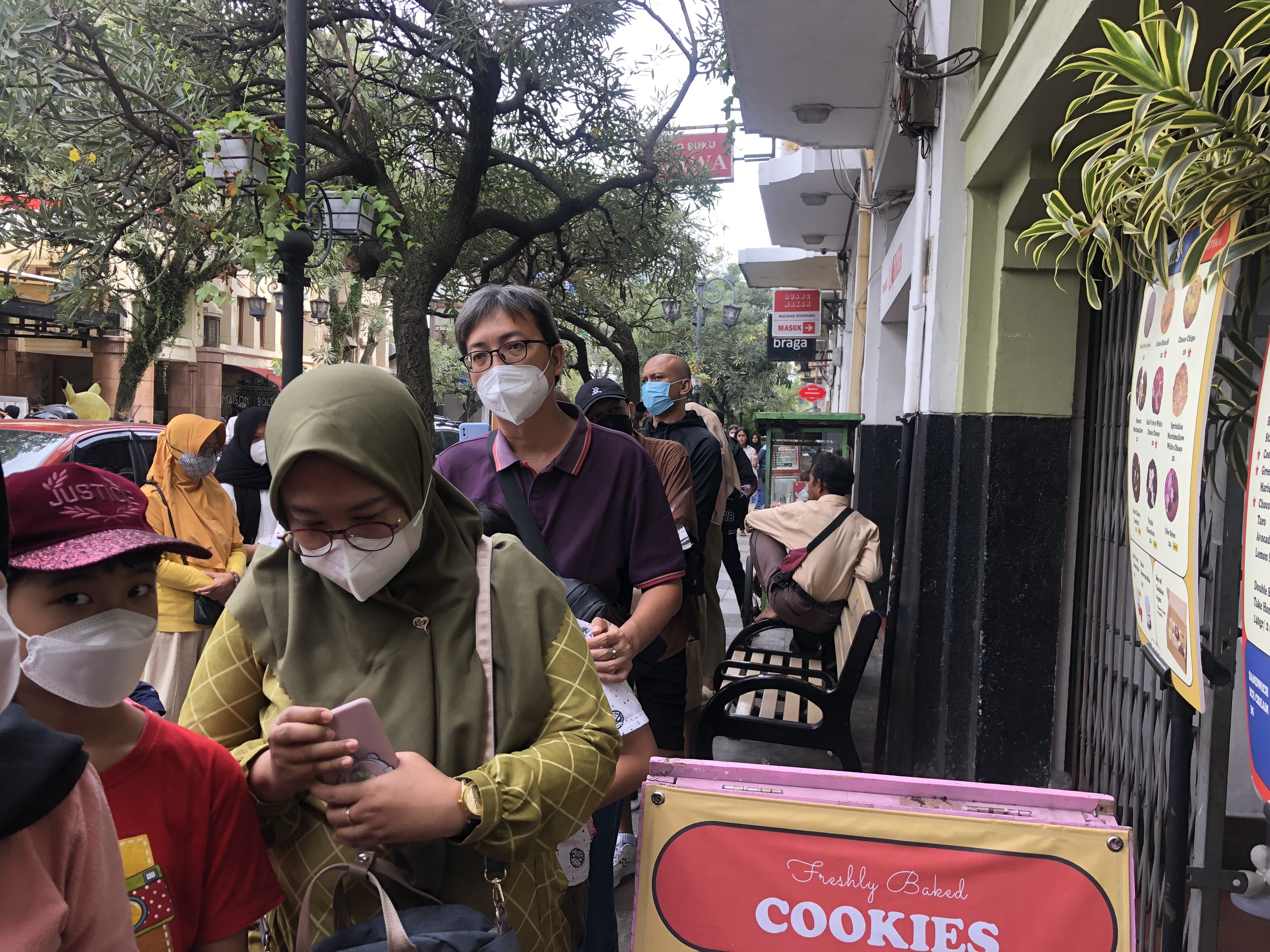 Pembeli mengantri di kedai Sweet Cantina (Sumber gambar: Hypeabis.id/Indah Permata Hati) Pembeli mengantri di kedai Sweet Cantina (Sumber gambar: Hypeabis.id/Indah Permata Hati)