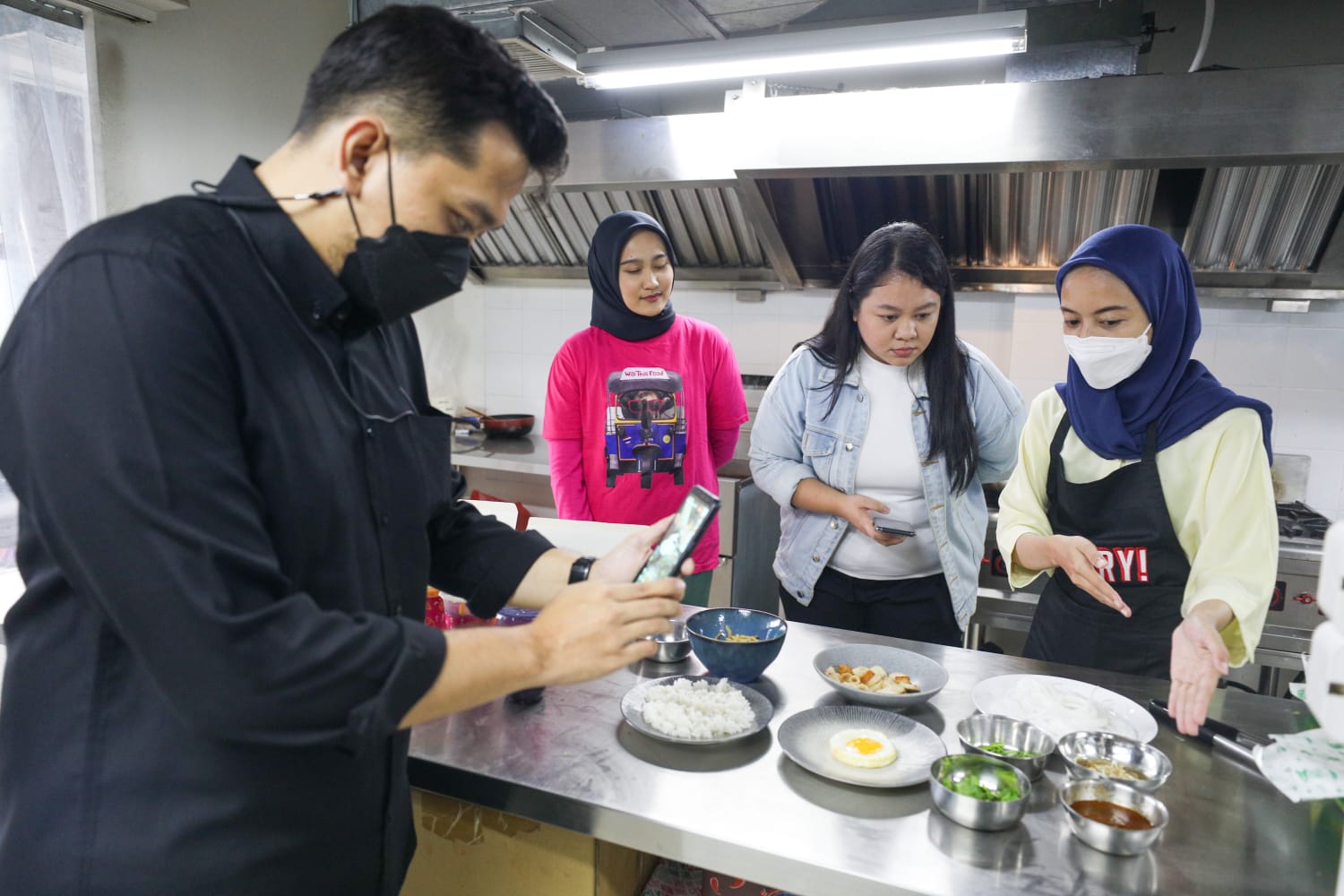 Cooking Class Hypeabis.id x Wai Thai Food (Sumber gambar: Suselo Jati/Hypeabis.id) Cooking Class Hypeabis.id x Wai Thai Food (Sumber gambar: Suselo Jati/Hypeabis.id)