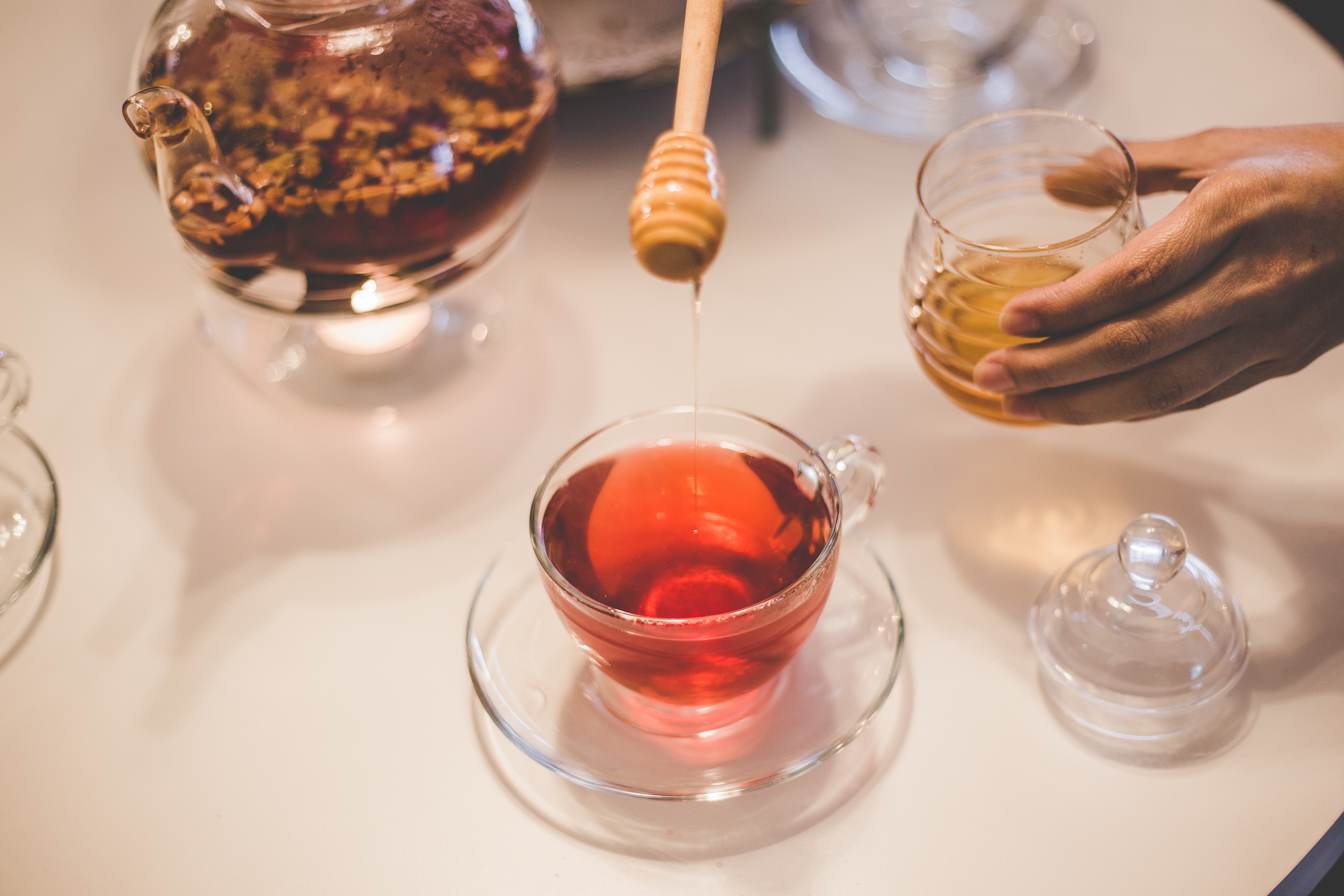 Ilustrasi minuman dengan madu. (Sumber foto: Unsplash/Angello Pro)