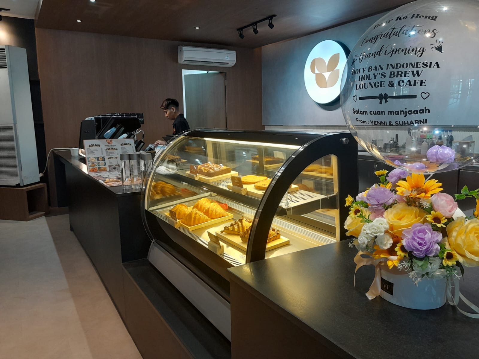 Holy’s Brew Cafe di Atas Bengkel (Sumber Foto: Holy’s Brew)