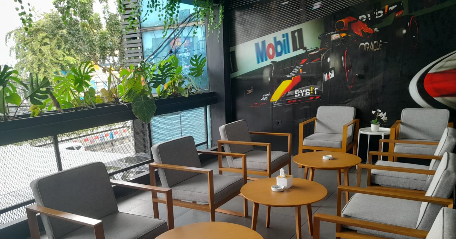 Sembari Servis Mobil, Cicipi Aneka Hidangan di Holy&rsquo;s Brew