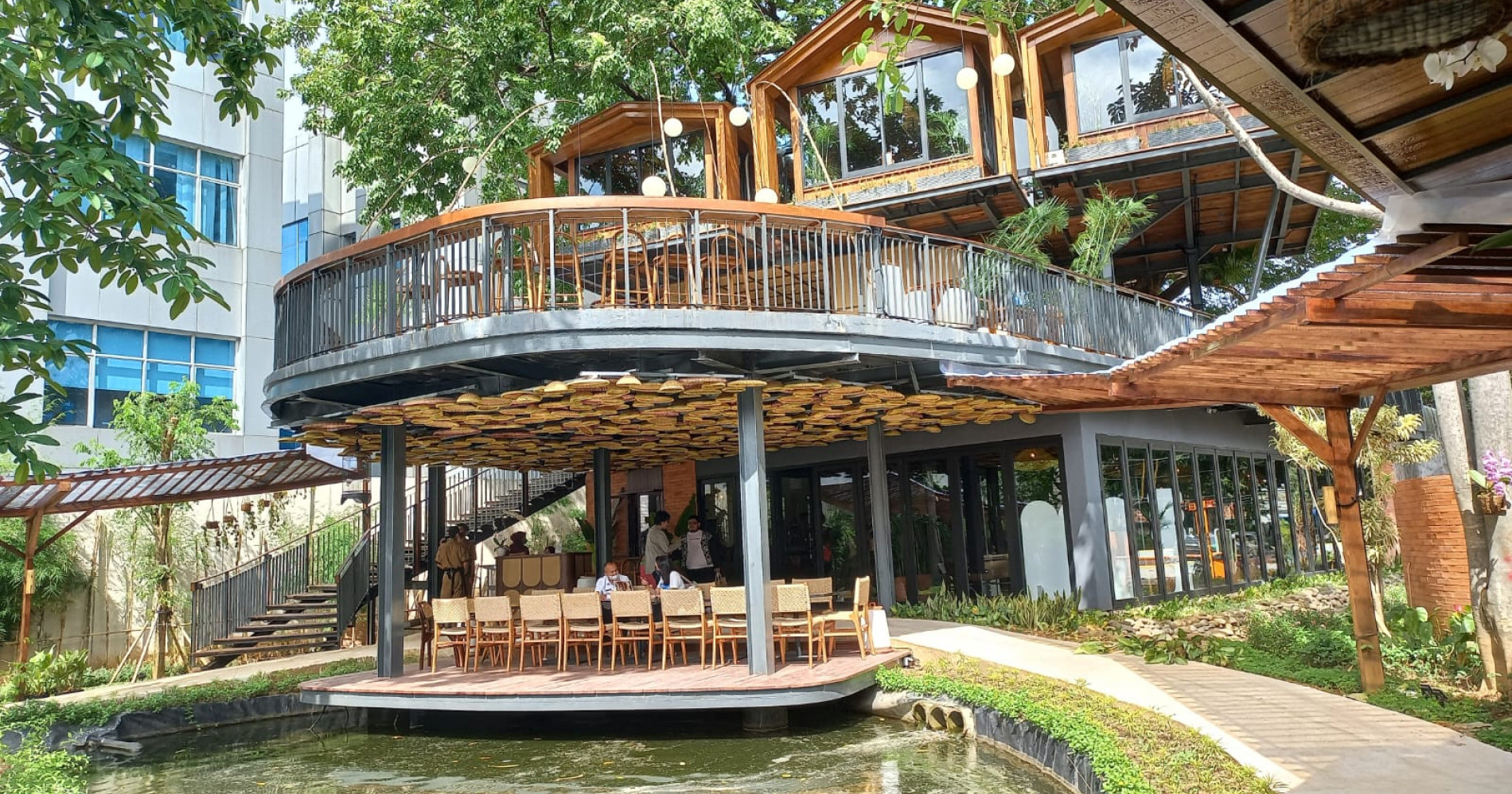 Cicipi Kuliner Nusantara Sambil Makan di Saung Lesehan Tepi Danau Restoran Talaga Sampireun