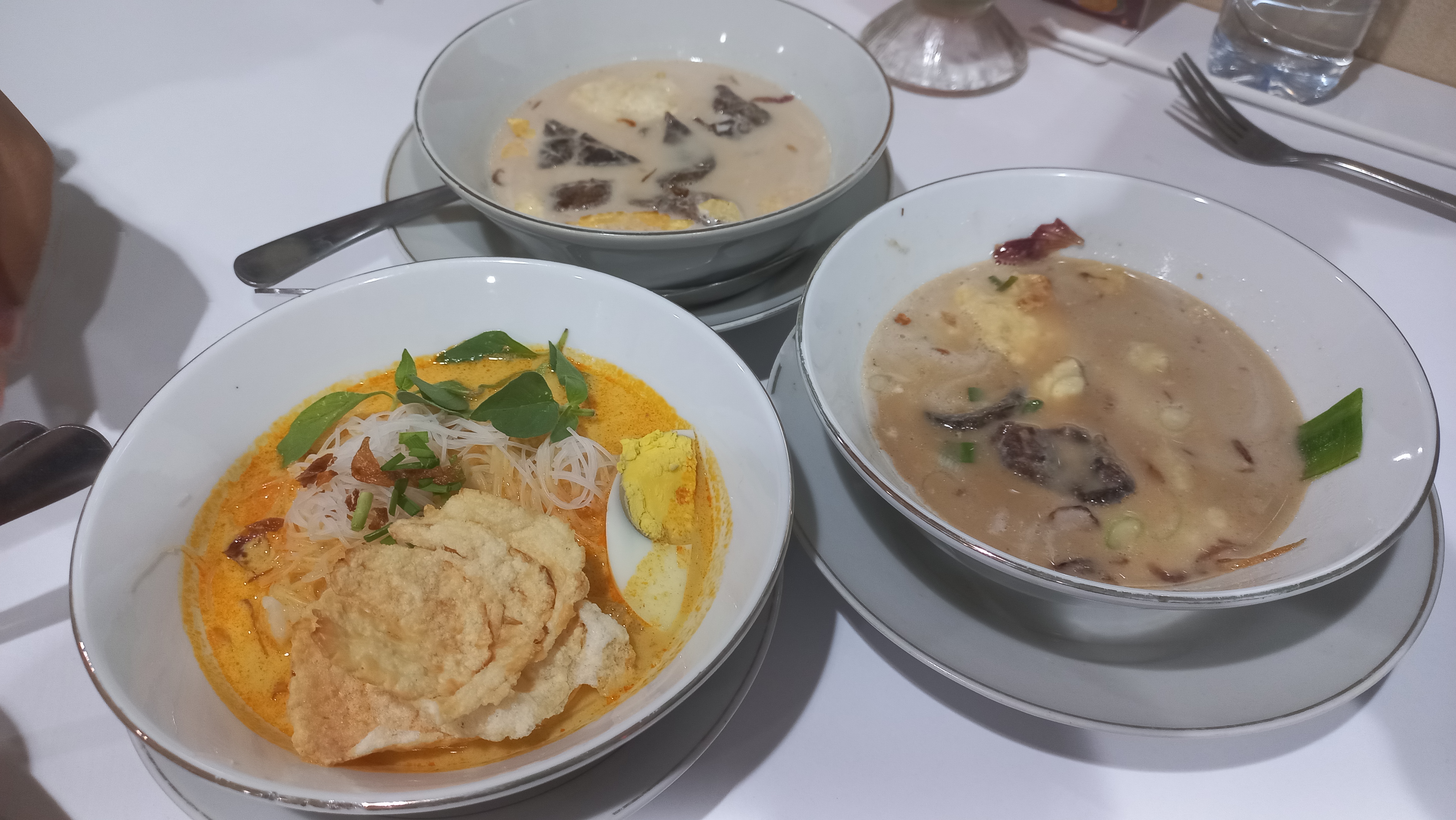 Soto Betawi dan Laksa Betawi (Sumber Foto: Hypeabis.id/Kintan Nabila) Soto Betawi dan Laksa Betawi (Sumber Foto: Hypeabis.id/Kintan Nabila)