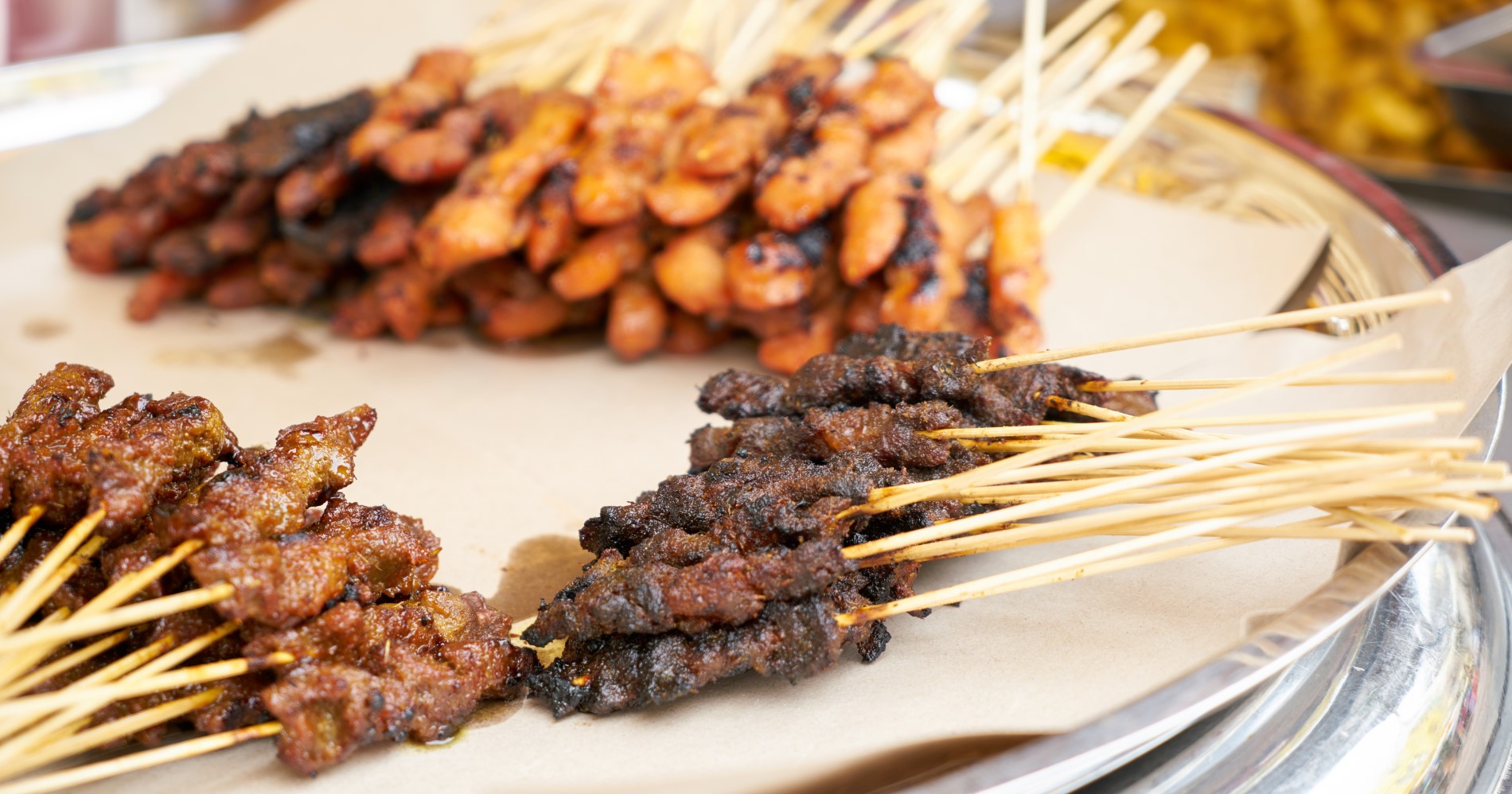 Perbedaan Membakar Sate dengan Arang dan Teflon