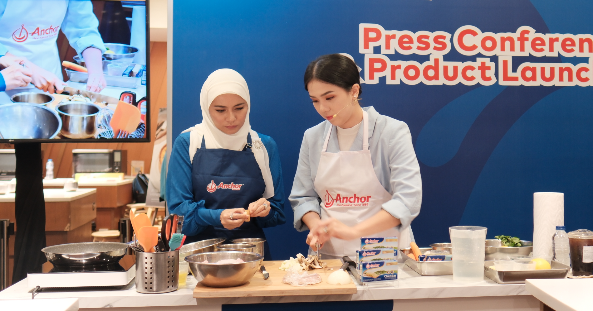 Chef Devina dan Meisya Siregar memasak Chicken Ballotine (Sumber Foto: Anchor Fonterra) Chef Devina dan Meisya Siregar memasak Chicken Ballotine (Sumber Foto: Anchor Fonterra)