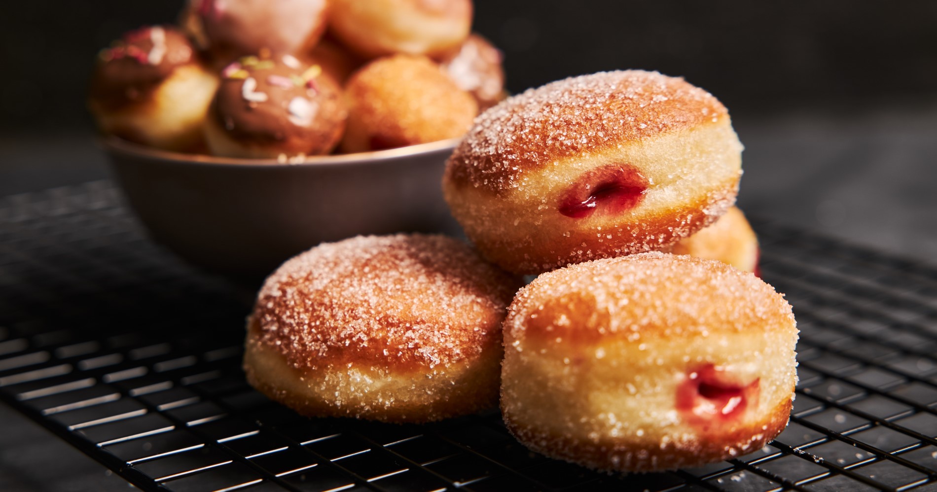 Resep Donat Bomboloni Super Empuk Isi Selai Strawberry dan Vanilla Custard