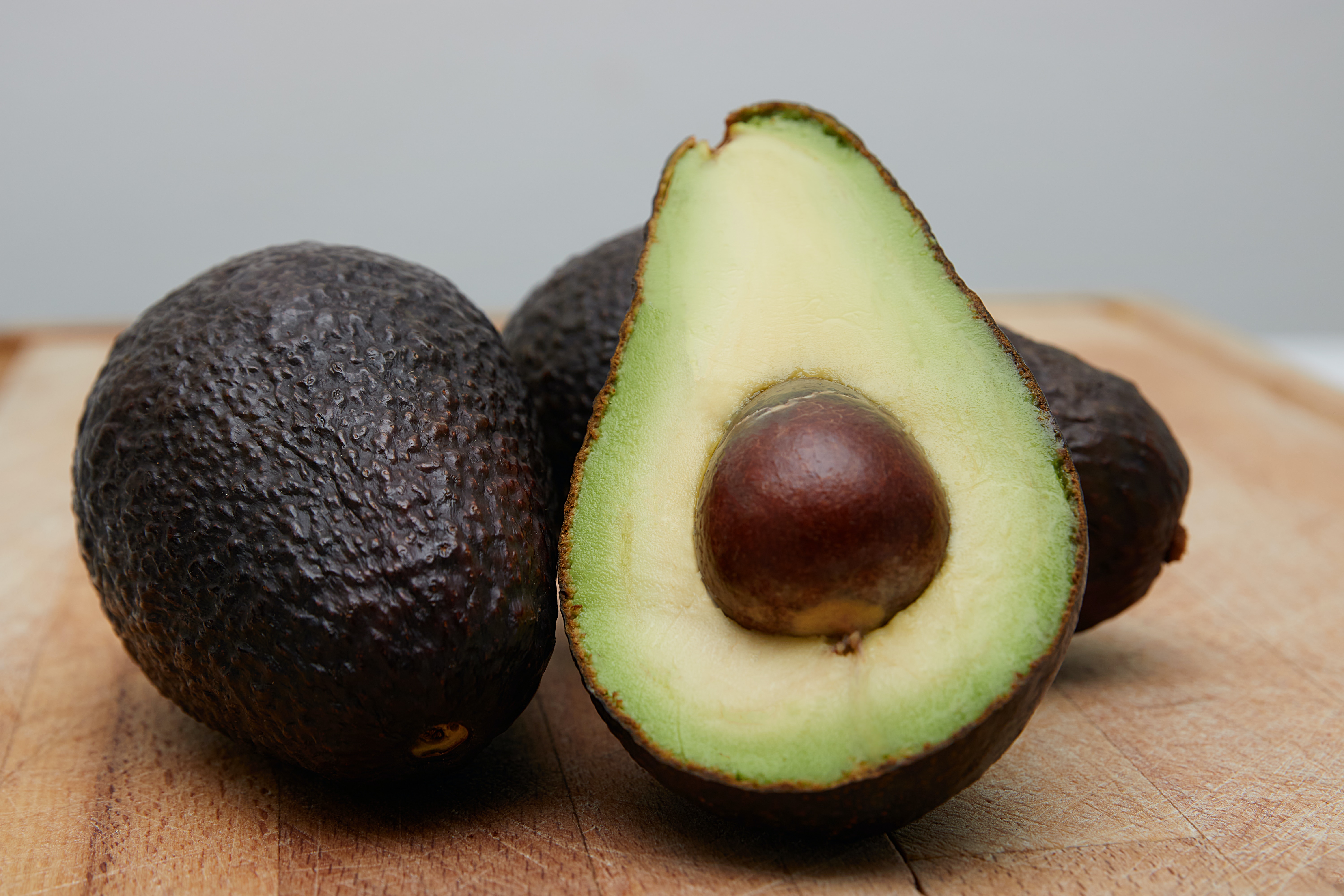 Buah alpukat (Sumber: Unsplash/Gil Njdouwou) Buah alpukat (Sumber: Unsplash/Gil Njdouwou)