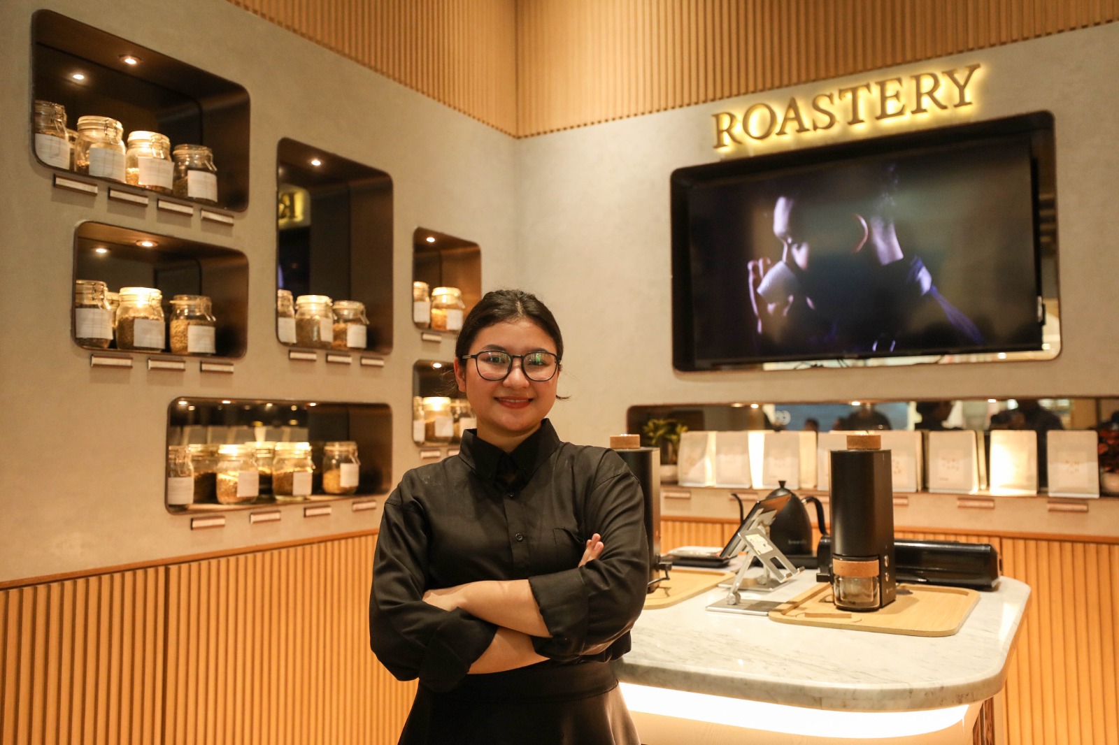 Barista & Store Manager Kenangan Heritage Zsa Zsa Nur Istiqomah (sumber gambar : Eusebio Chrysnamurti) Barista & Store Manager Kenangan Heritage Zsa Zsa Nur Istiqomah (sumber gambar : Eusebio Chrysnamurti)