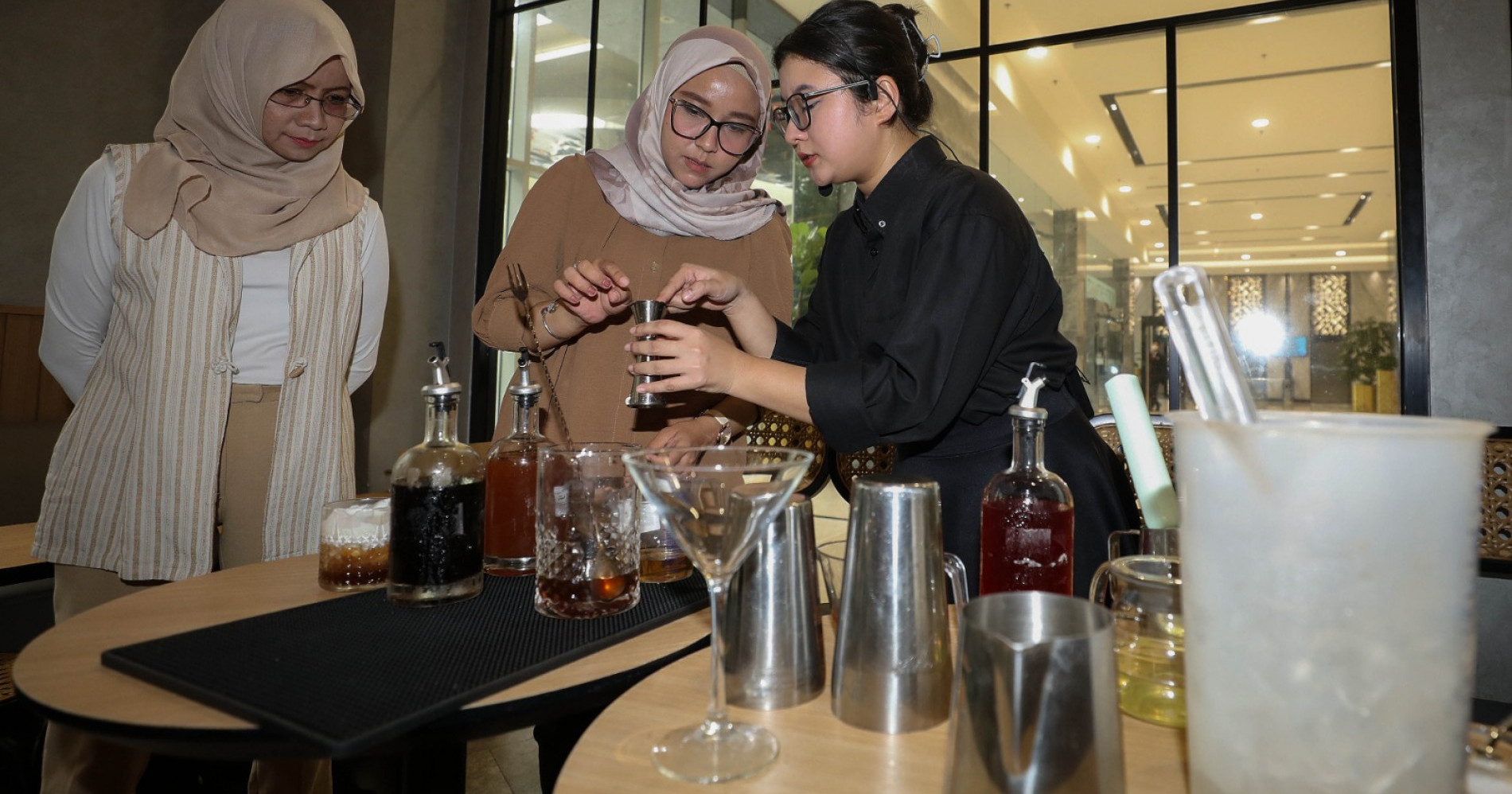 Keseruan Peserta Cooking Class Meracik Minuman ala Caf&eacute; Bersama Barista Kenangan Heritage