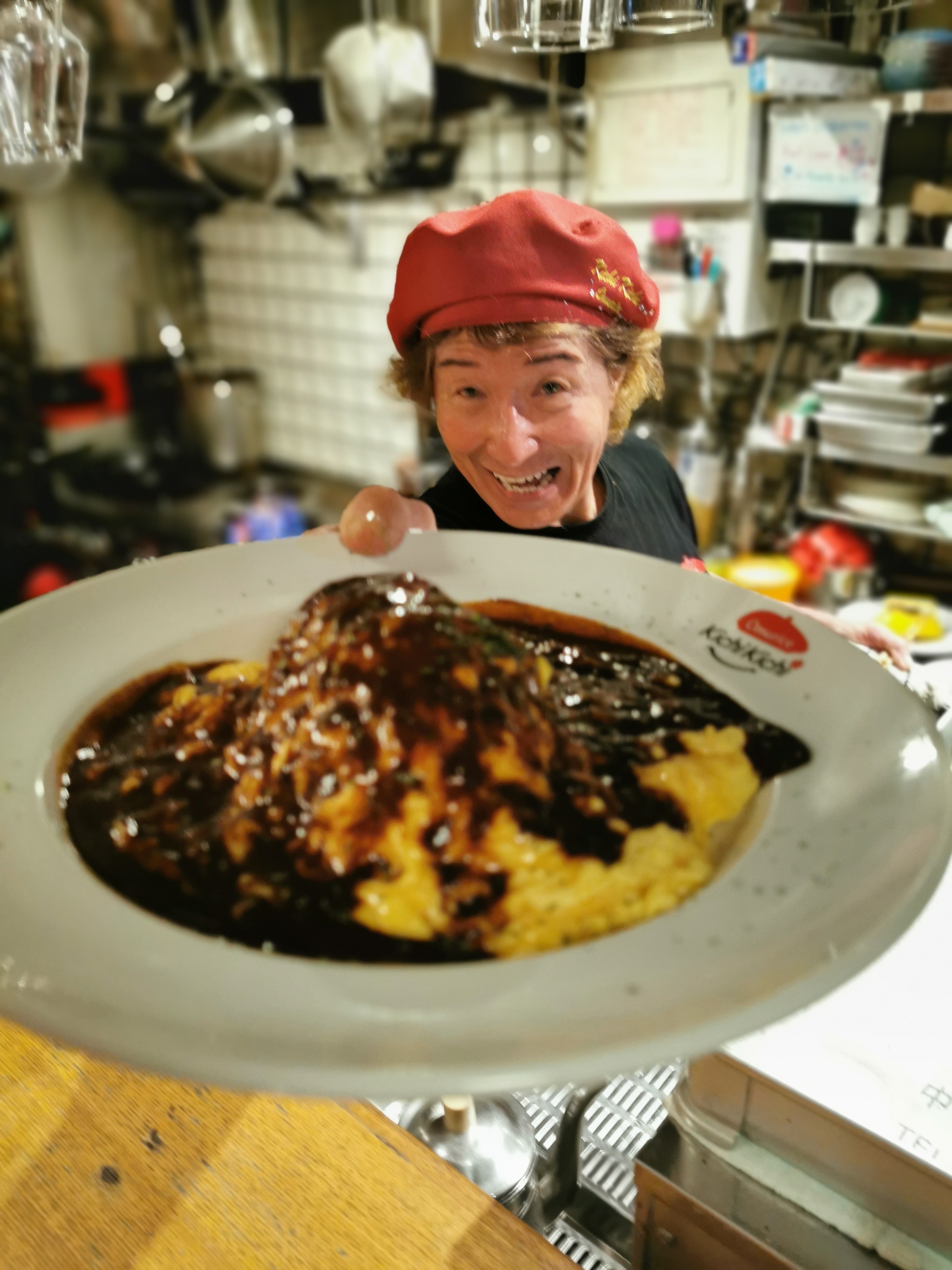 Chef Motokichi dan Omurice Andalannya (Sumber Foto: Ismaya Grup) Chef Motokichi dan Omurice Andalannya (Sumber Foto: Ismaya Grup)