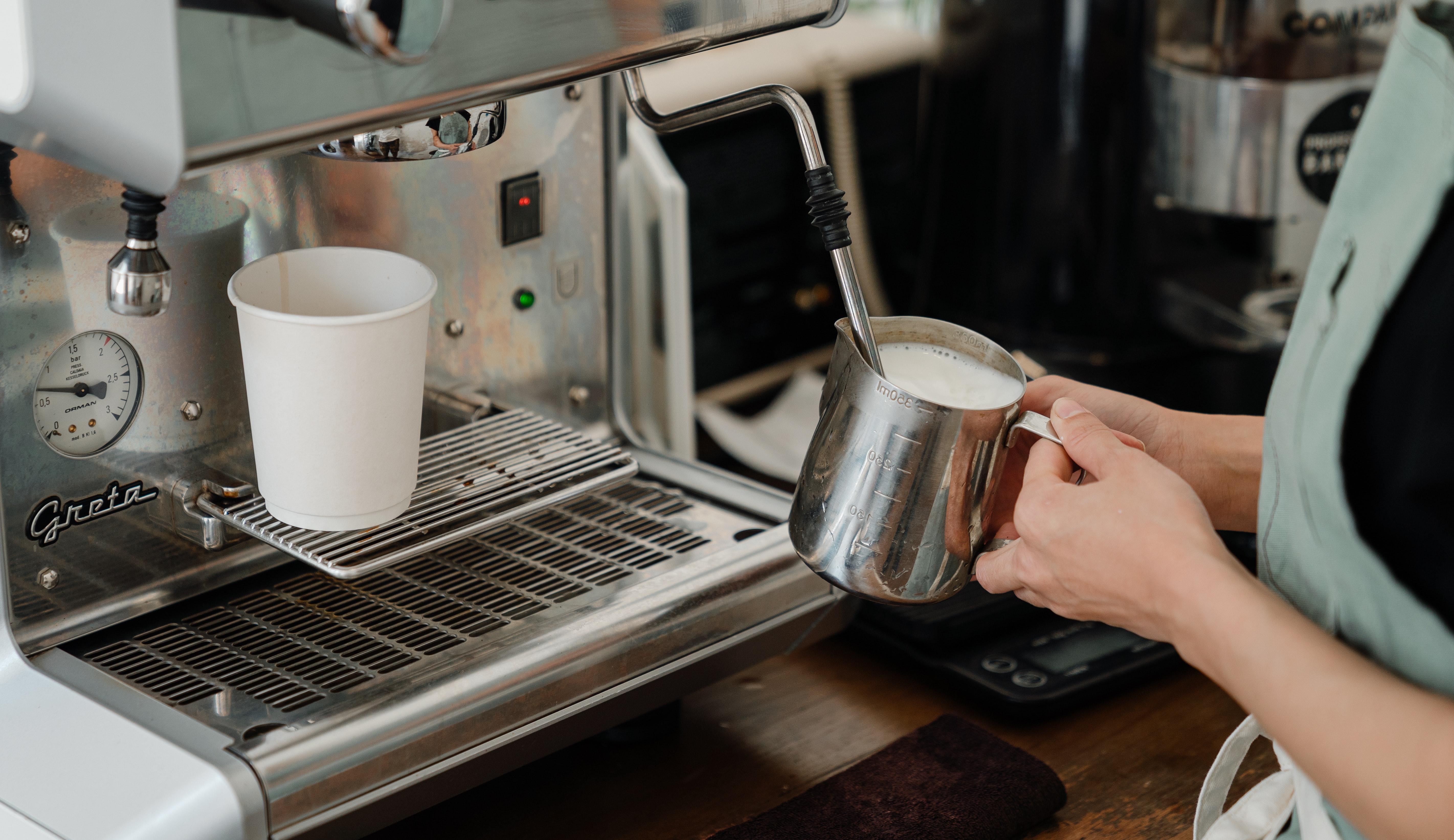 Ilustrasi steamed milk. (Sumber foto: Pexels/Subiyanto) Ilustrasi steamed milk. (Sumber foto: Pexels/Subiyanto)