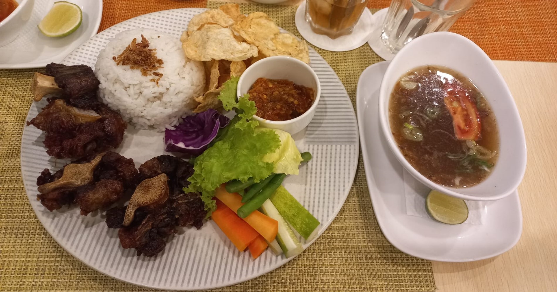 Nikmatnya Sop Buntut Bogor Cafe by Hotel Borobudur yang Legendaris Sejak 1973