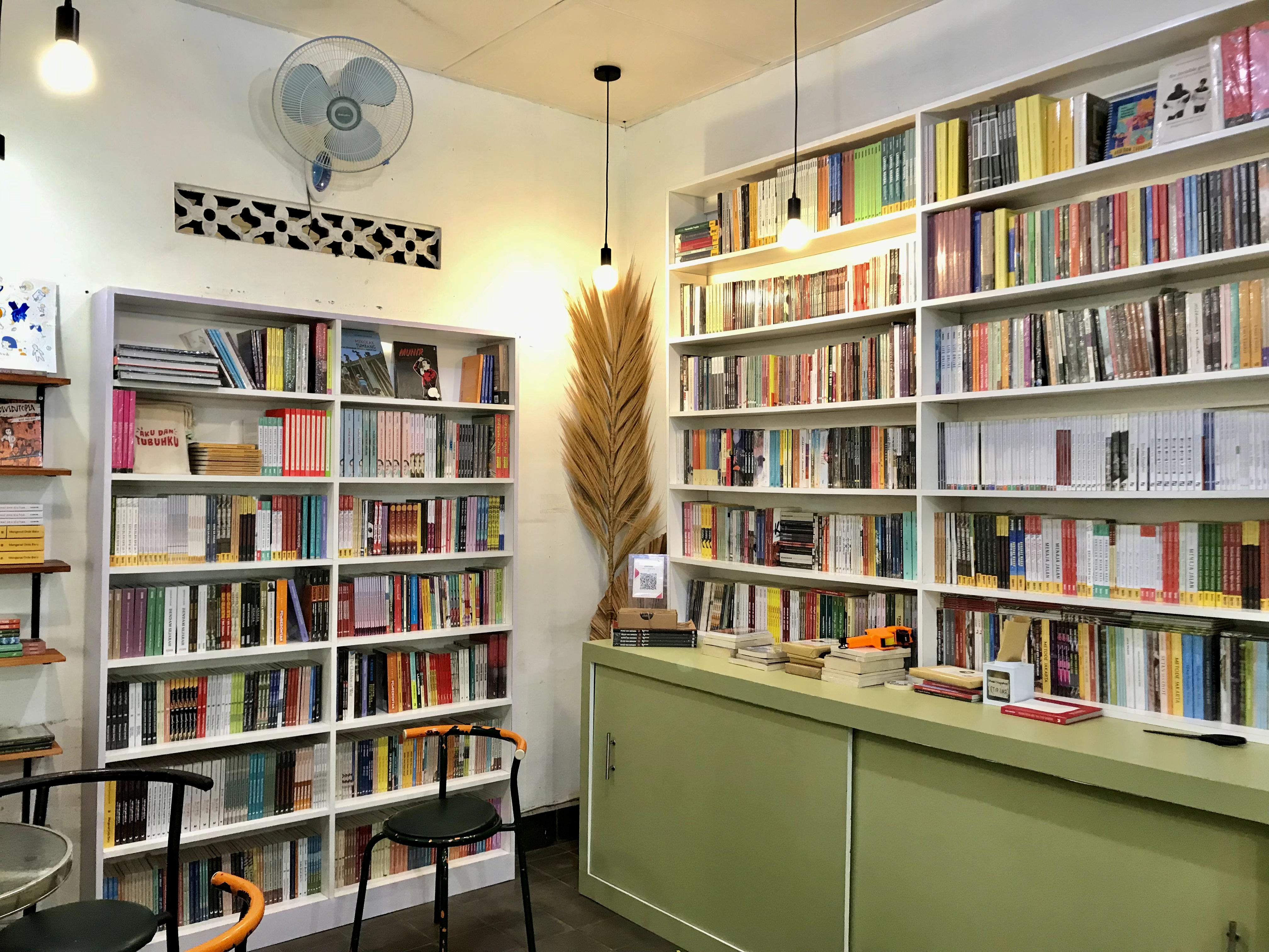Interior Toko Buku Independen BawaBuku 