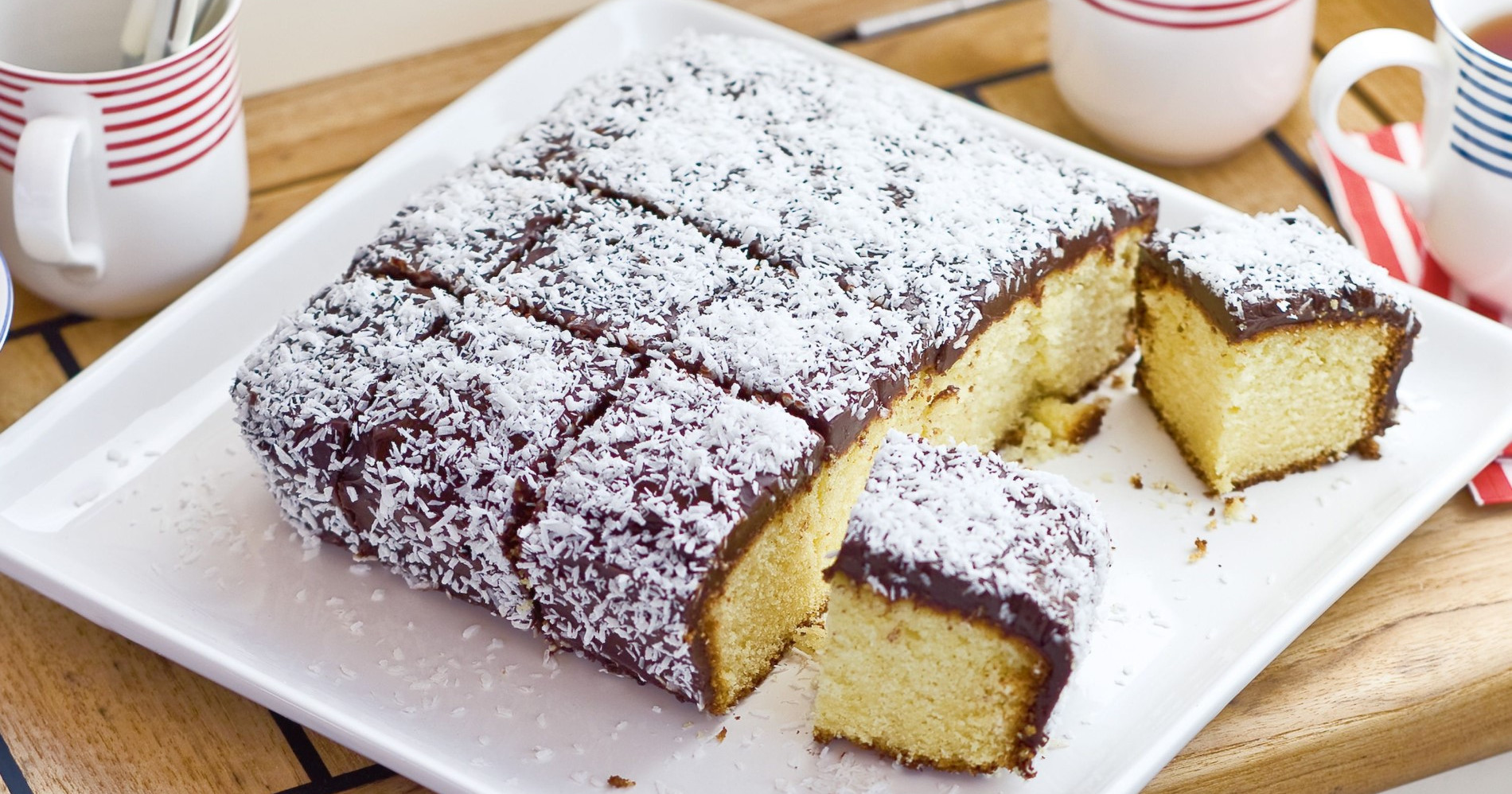 Resep Kue Lamington Khas Australia, Bolu Lembut Berlapis Cokelat dan Kelapa Parut