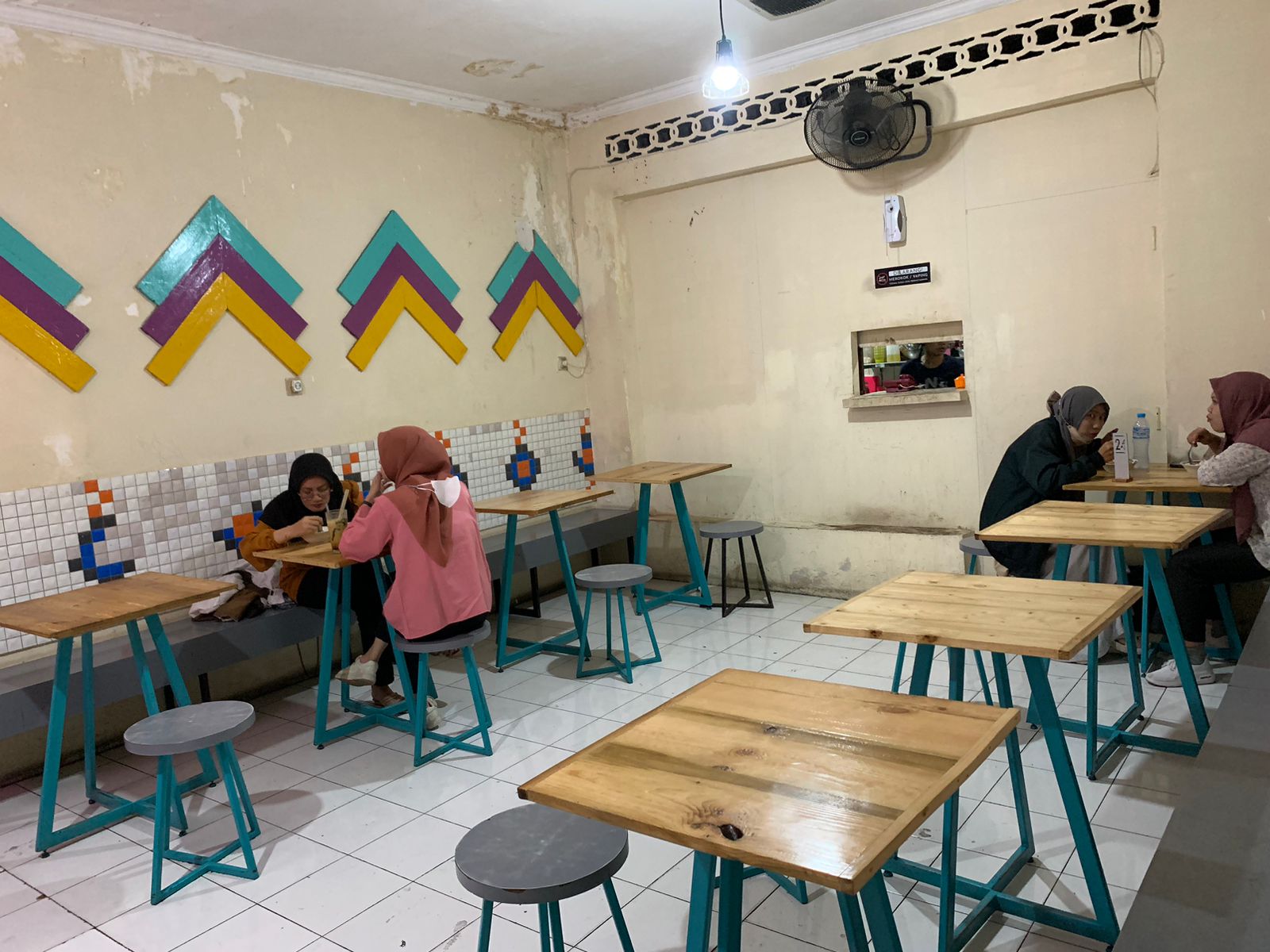 Suasana di rumah makan Moerni 78. (Sumber gambar: Hypeabis.id/Luke Andaresta)