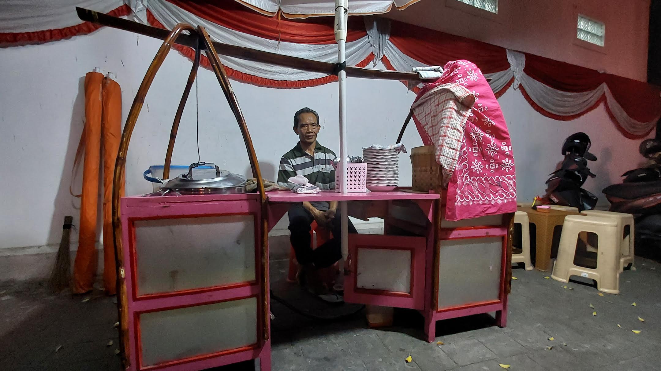 Pakde Darto, salah satu penjual gultik di Blok M sejak (Sumber gambar : Desyinta Nuraini/Hypeabis.id) Pakde Darto, salah satu penjual gultik di Blok M sejak (Sumber gambar : Desyinta Nuraini/Hypeabis.id)