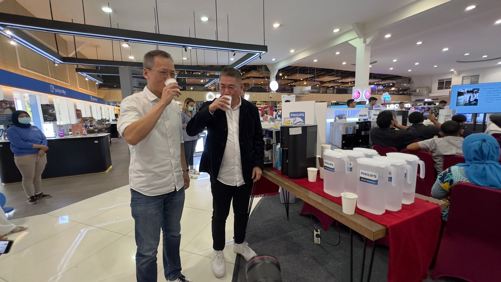 Kiri Kanan : Andy Ong Sales Director Phillips Water Solution bersama CEO PT.Akari Indonesia Kenny Kwe saat peluncuran Launching Phillips Reverse Osmosis Water Disepenser pada hari Kamis 31 Agustus 2023 di Electronic City, SCBD Senayan, Jakarta Selatan Kiri Kanan : Andy Ong Sales Director Phillips Water Solution bersama CEO PT.Akari Indonesia Kenny Kwe saat peluncuran Launching Phillips Reverse Osmosis Water Disepenser pada hari Kamis 31 Agustus 2023 di Electronic City, SCBD Senayan, Jakarta Selatan