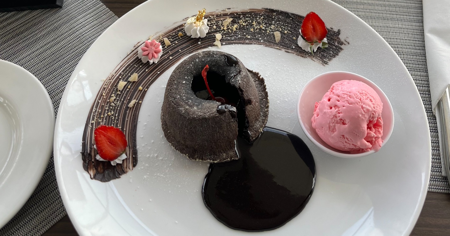 Menikmati Manisnya Lava Cake Lumer di Skyloft Restaurant