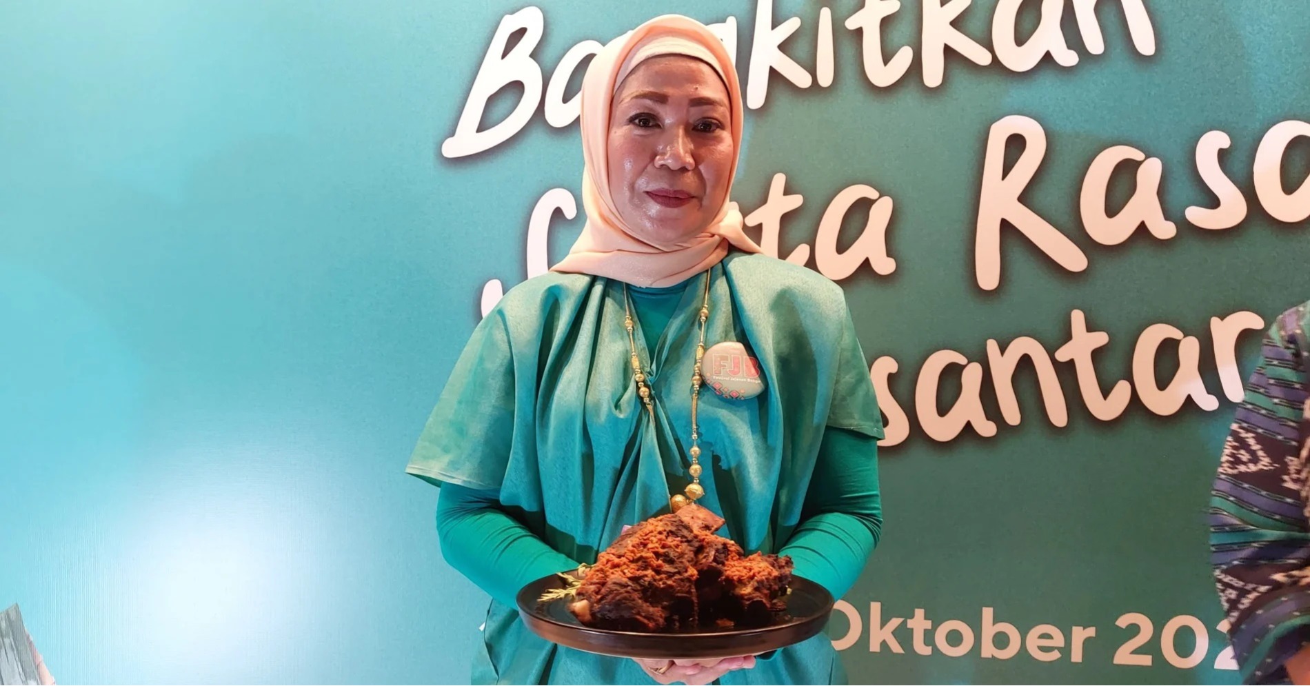 Nia Hanafie, generasi ketiga rumah maknan sop konro karebosi ( Sumber gambar: Yulita Theresia Maghi/Unsplash) Nia Hanafie, generasi ketiga rumah maknan sop konro karebosi ( Sumber gambar: Yulita Theresia Maghi/Unsplash)