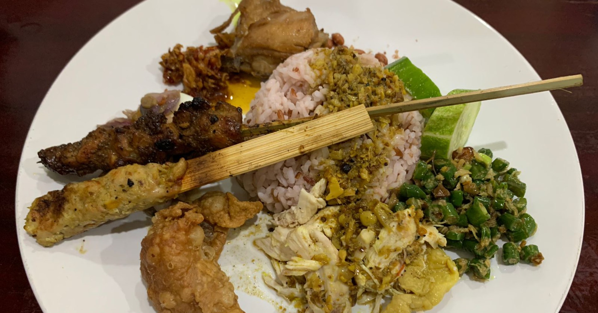 Mencicipi Lezatnya Nasi Campur Ayam di Warung Bali Pak Gede