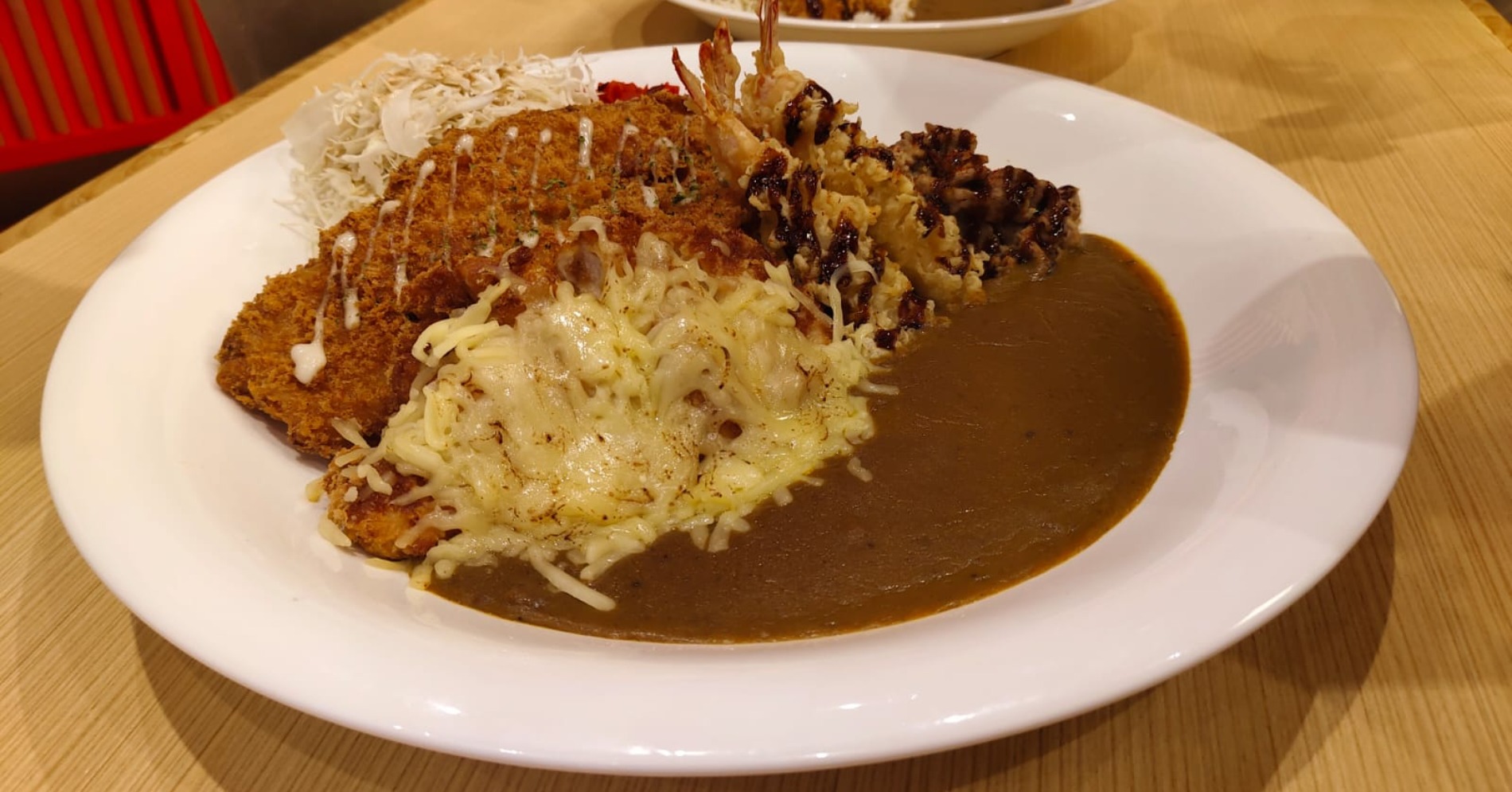 Monster Curry Sajikan Nasi Kari Otentik dan Lezat di Piring Jumbo Berdiameter 41 cm