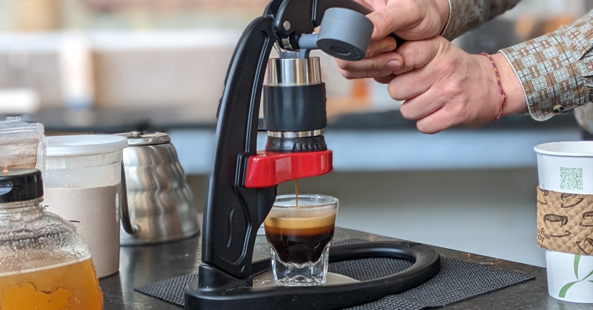 Manual Espresso Flairesso. (Sumber gambar: Paul Esch Laurent/Pexels) Manual Espresso Flairesso. (Sumber gambar: Paul Esch Laurent/Pexels)