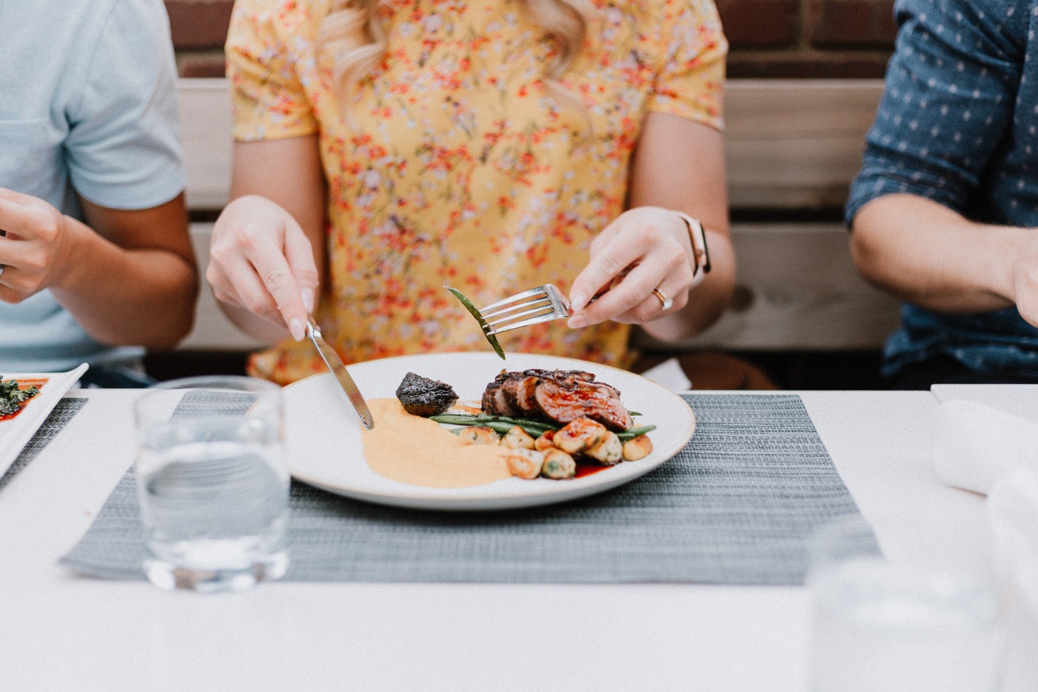 Ilustrasi seseorang sedang menikmati makanan. (Sumber gambar: Louis Hansel/Unsplash)